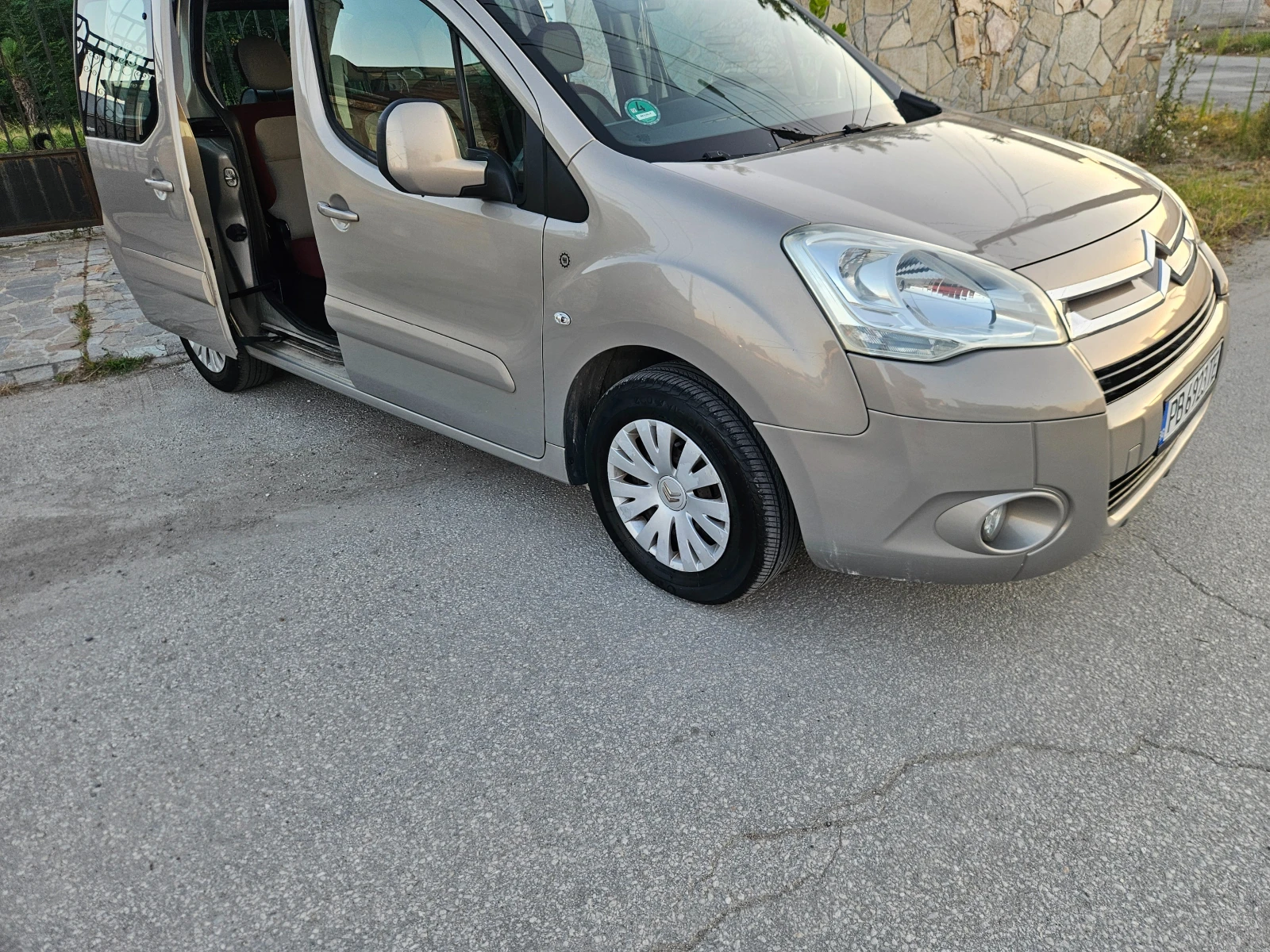 Citroen Berlingo 1.6 TDI , снимка 9 - Автомобили и джипове - 55480673