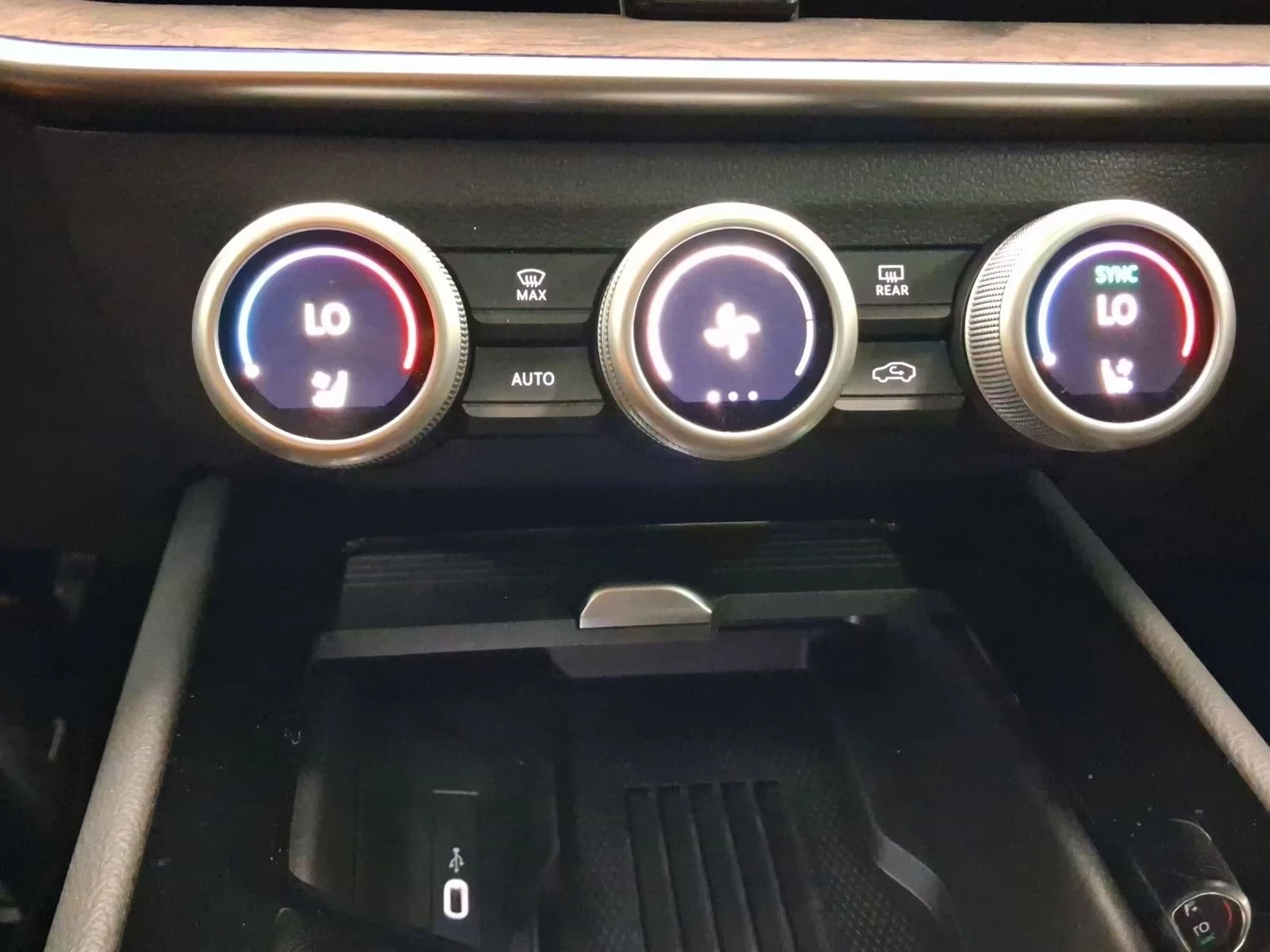 Skoda Superb 2.0 TDI L&K CANTON HEAD-UP PANORAMA MATRIX-LED , снимка 8 - Автомобили и джипове - 55645216