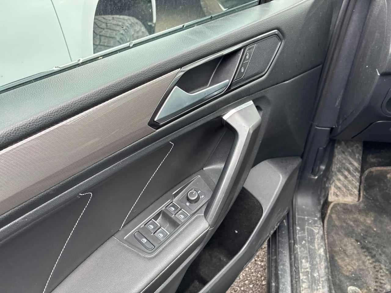 VW Tiguan * COMFORTLINE * 2 КЛЮЧА* KEYLESS* PANO* ПОДГРЕВ* , снимка 12 - Автомобили и джипове - 54441900