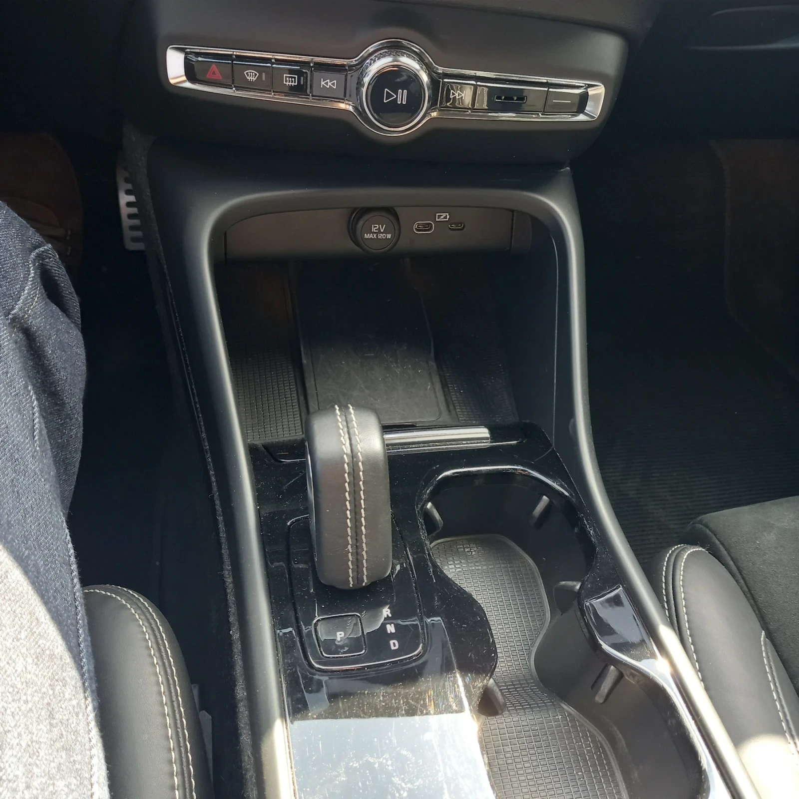 Volvo XC40, снимка 4 - Автомобили и джипове - 54607603