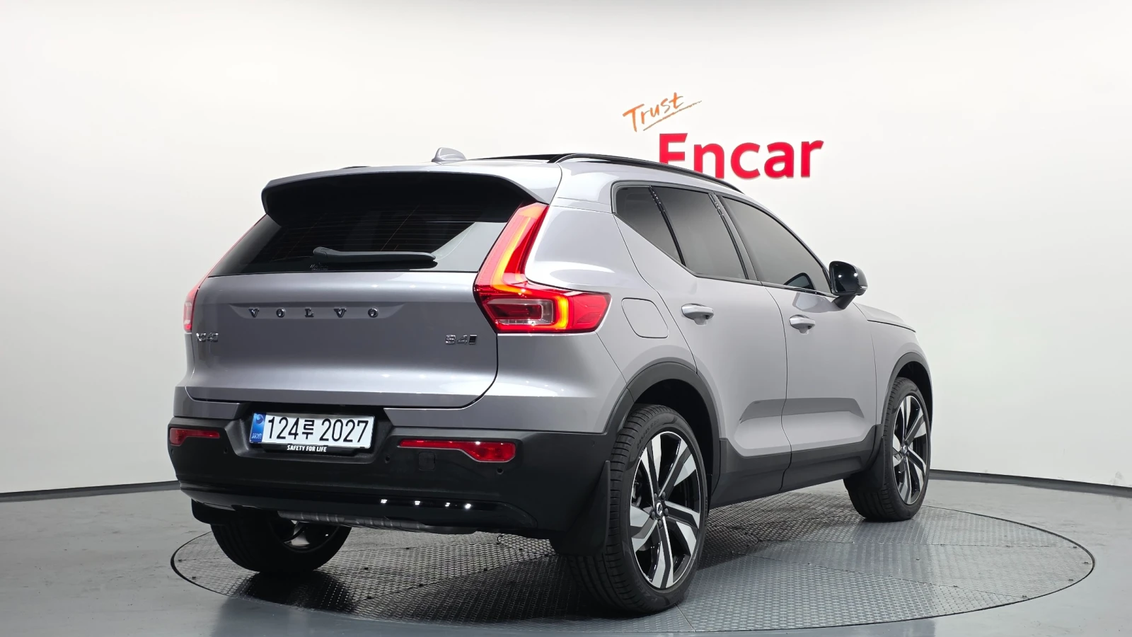 Volvo XC40 2.0 B4 Ultra Dark, снимка 2 - Автомобили и джипове - 55146296