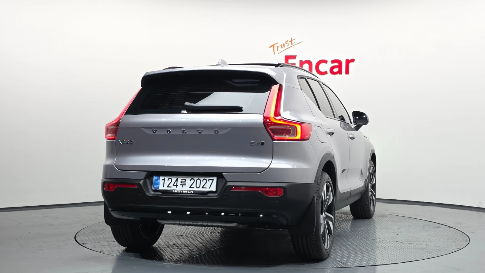 Volvo XC40 2.0 B4 Ultra Dark, снимка 4 - Автомобили и джипове - 55146296
