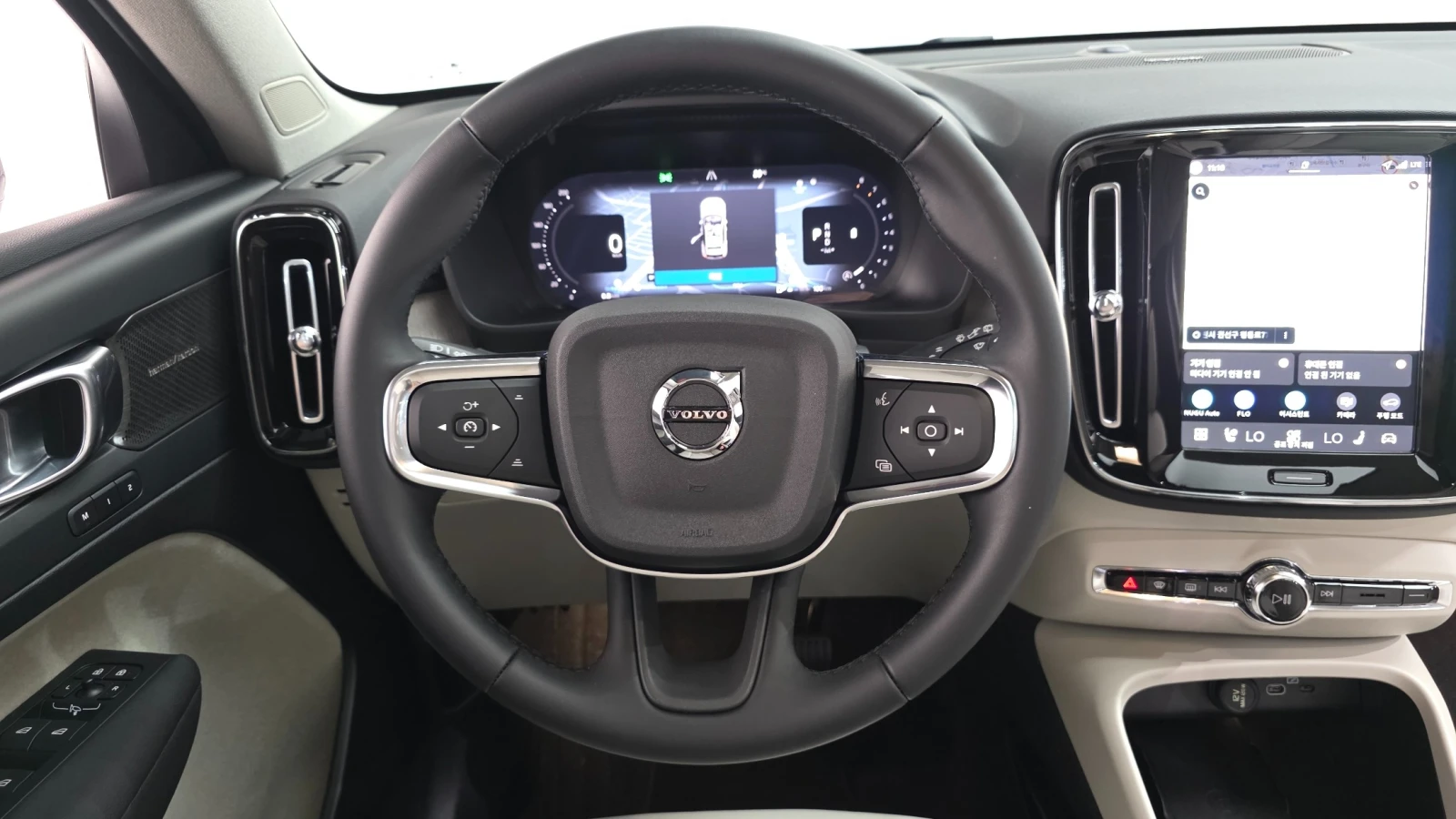 Volvo XC40 2.0 B4 Ultra Dark, снимка 12 - Автомобили и джипове - 55146296