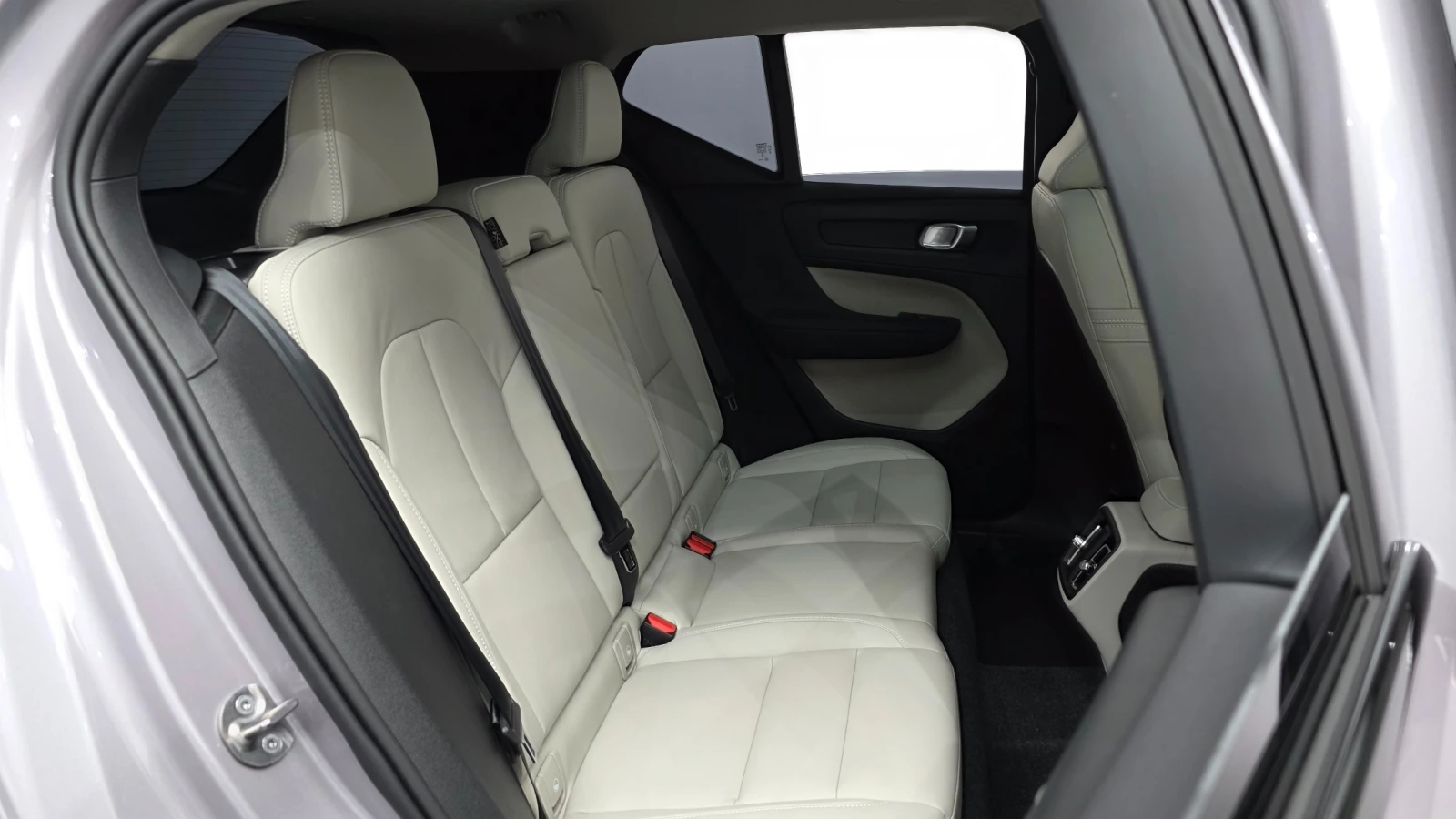 Volvo XC40 2.0 B4 Ultra Dark, снимка 11 - Автомобили и джипове - 55146296