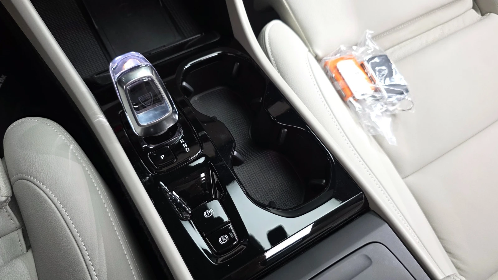 Volvo XC40 2.0 B4 Ultra Dark, снимка 8 - Автомобили и джипове - 55146296
