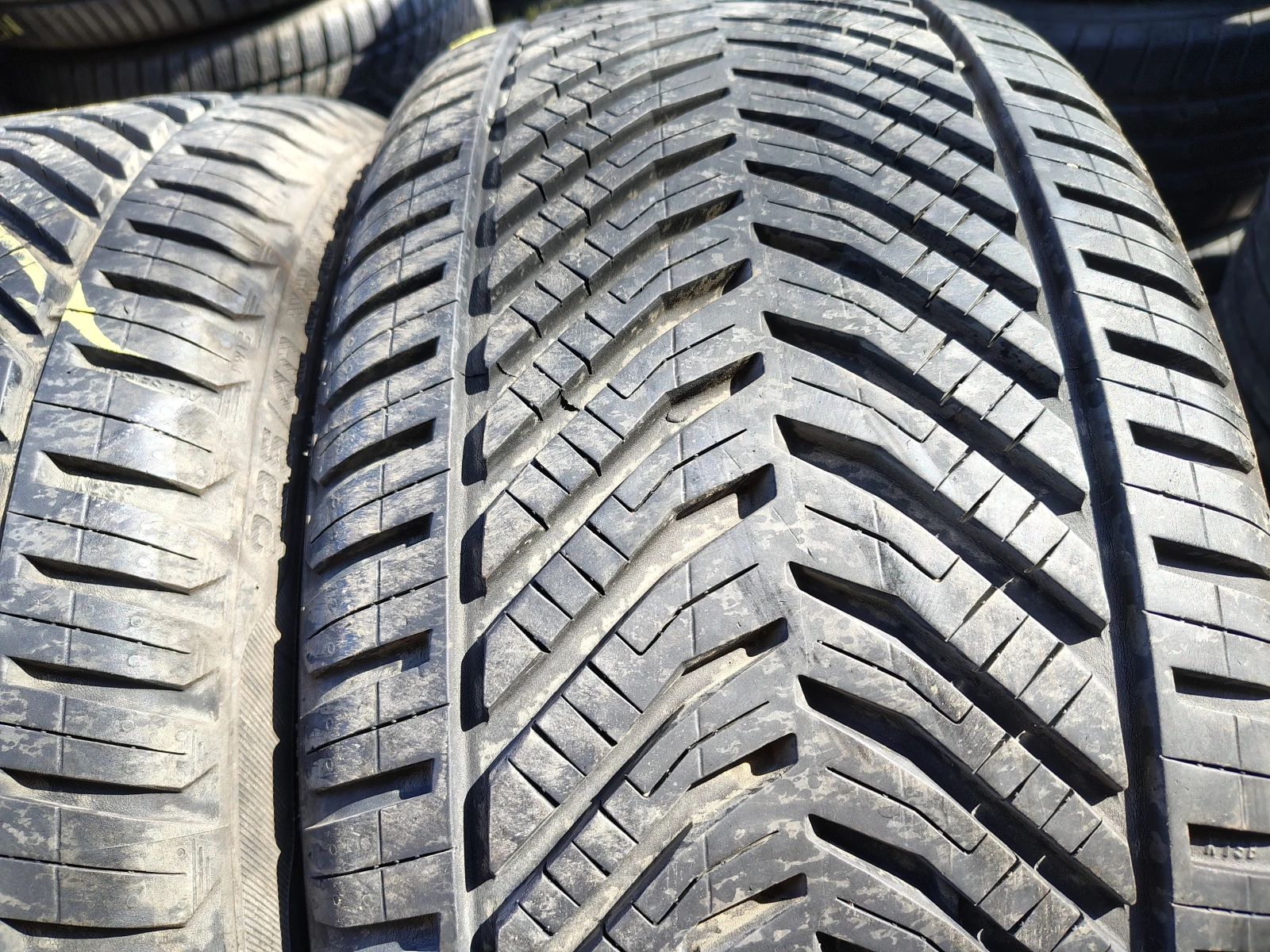 Гуми Всесезонни 225/40R18, снимка 2 - Гуми и джанти - 55841645