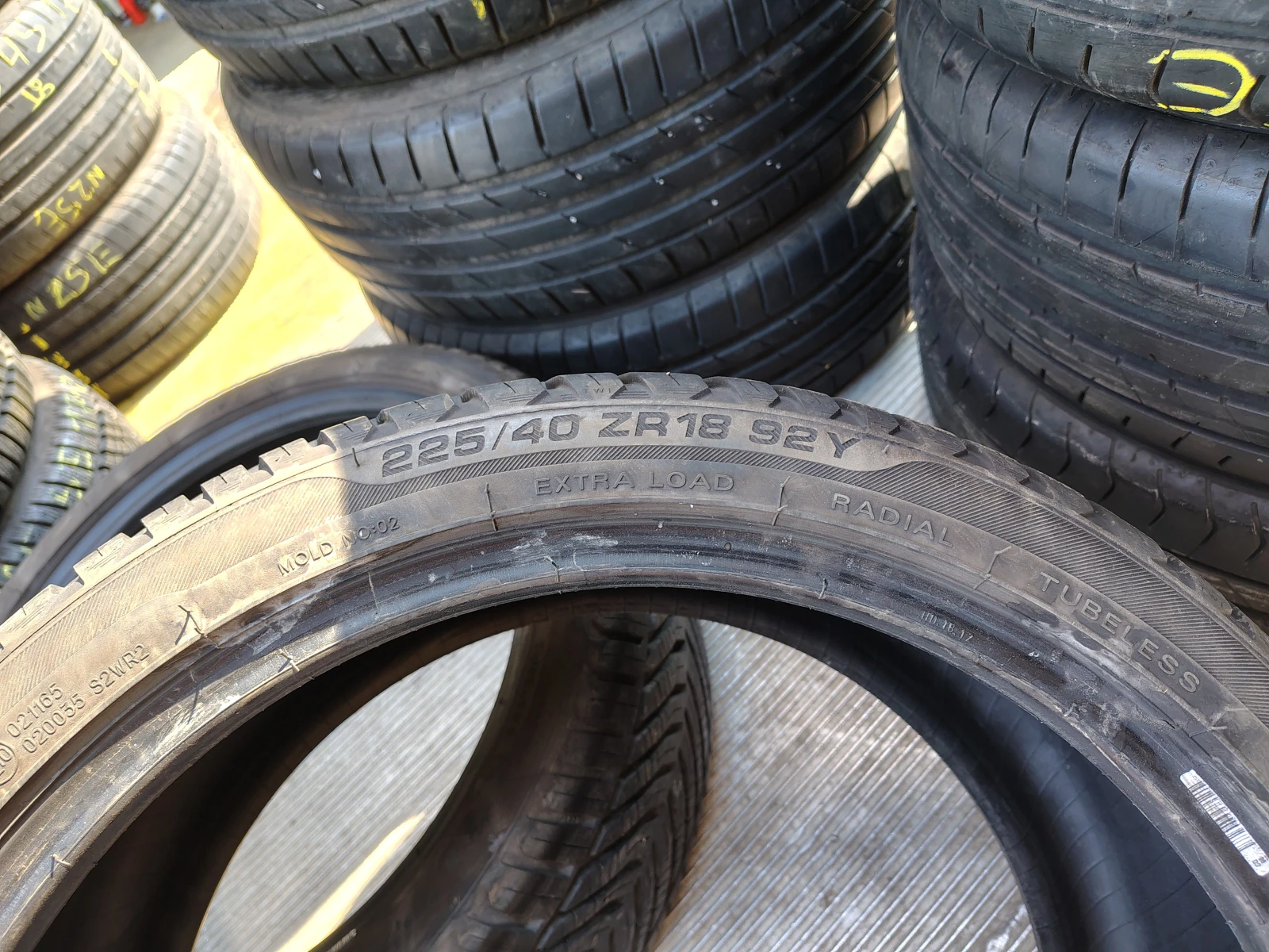 Гуми Всесезонни 225/40R18, снимка 4 - Гуми и джанти - 55841645