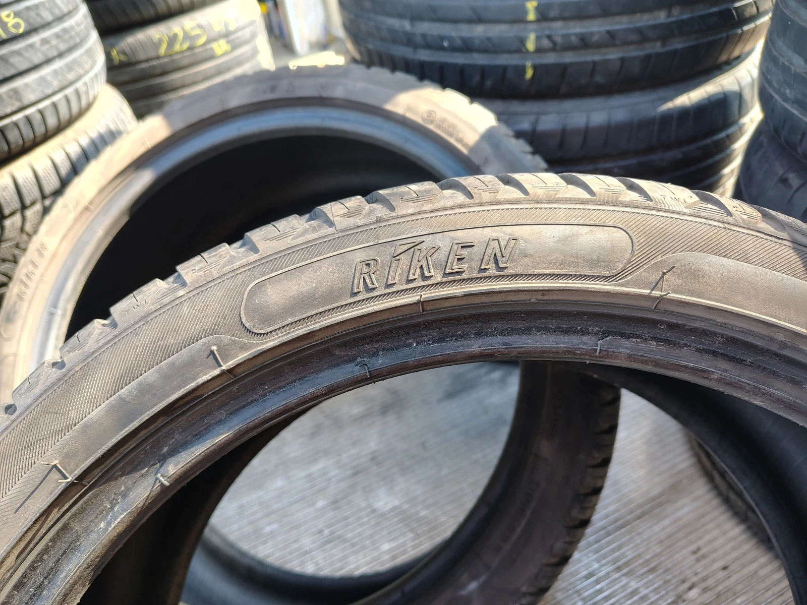 Гуми Всесезонни 225/40R18, снимка 3 - Гуми и джанти - 55841645