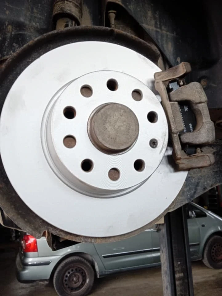 VW Touran, снимка 14 - Автомобили и джипове - 53878713