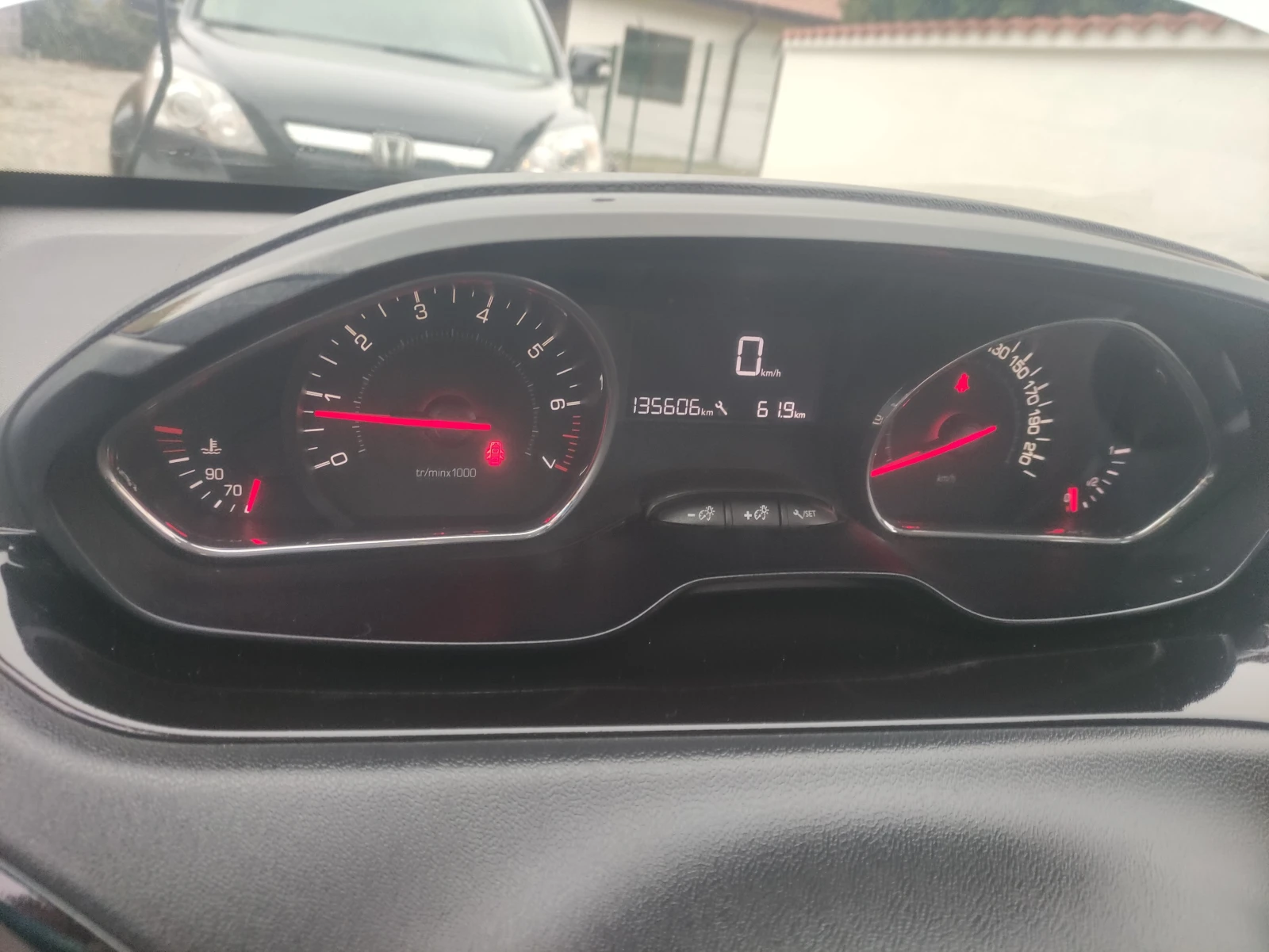 Peugeot 208 1.0vvt като нов 135000km - изображение 9