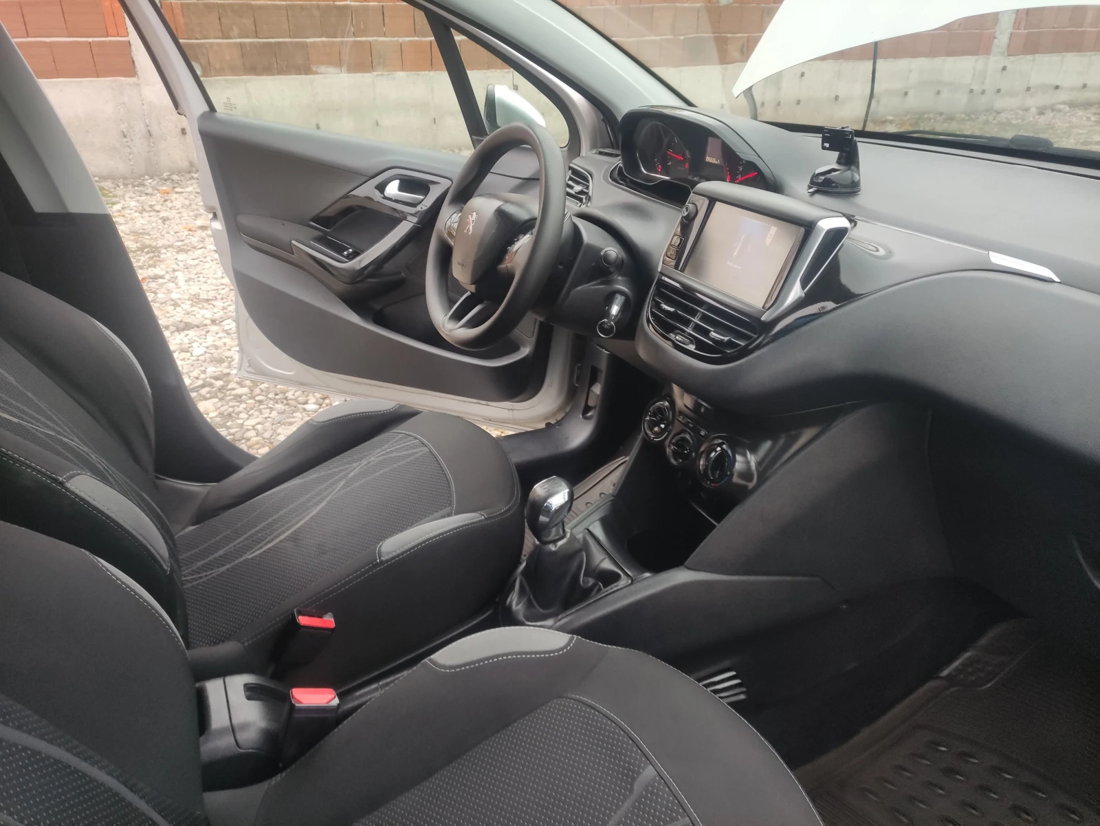 Peugeot 208 1.0vvt като нов 135000km - изображение 10