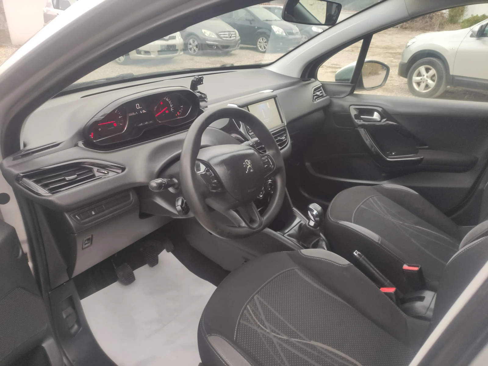 Peugeot 208 1.0vvt като нов 135000km - изображение 7