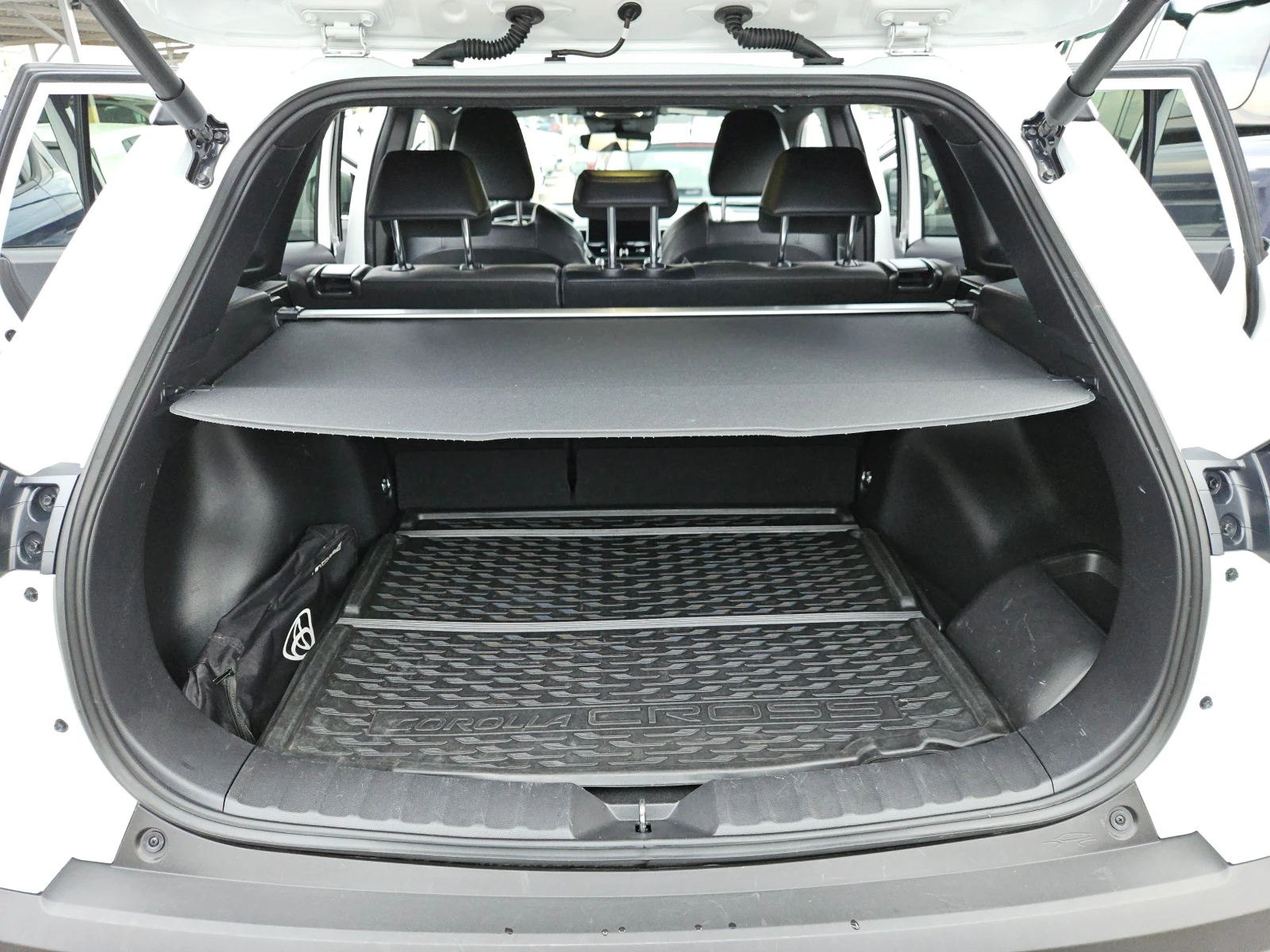 Toyota Corolla Cross 2.0HYbrid4/4x4/LED/CARPLAY/NAVI/ПОДГРЕВ/БЛУТУТ/ТОП - изображение 4