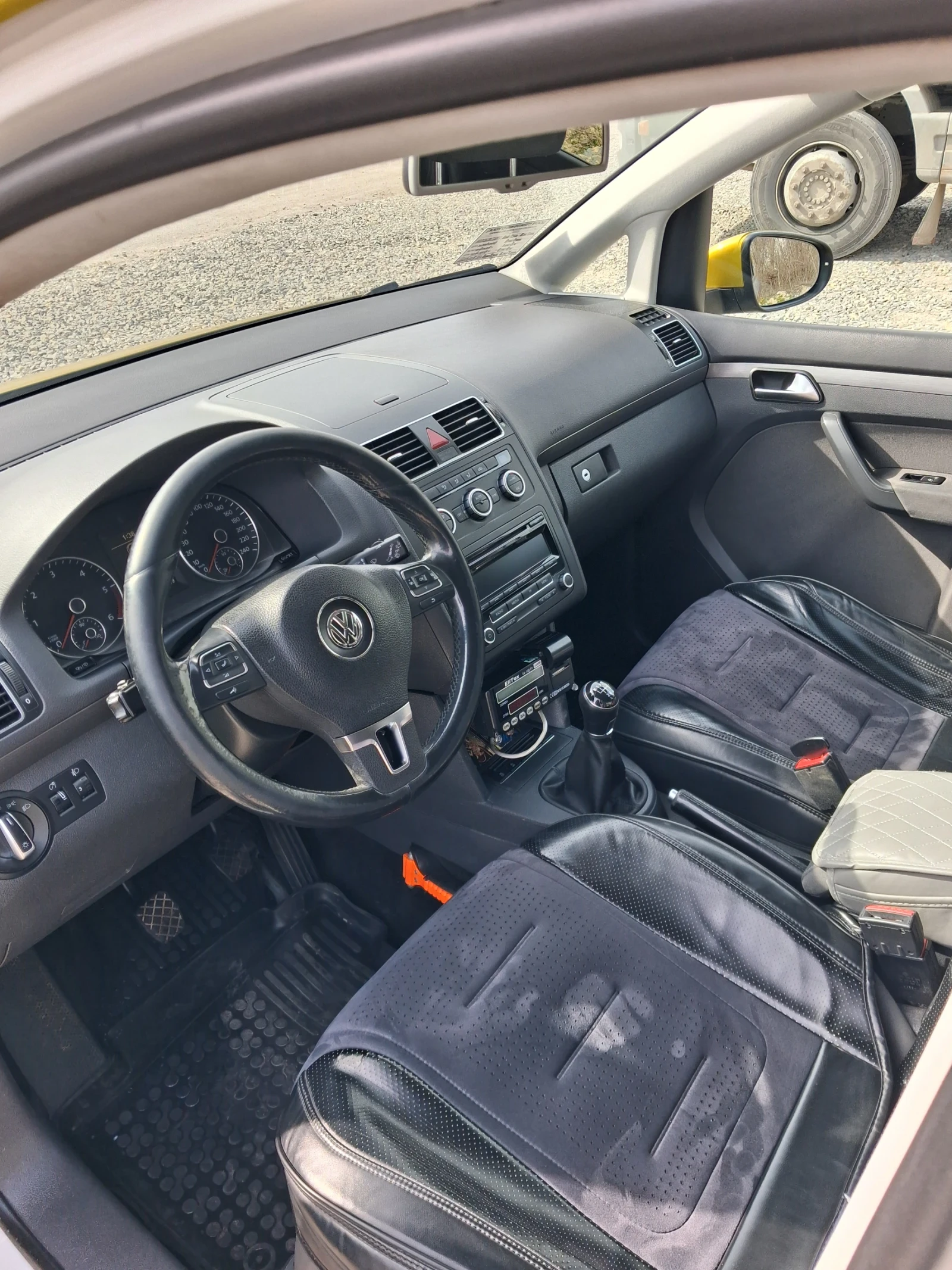 VW Touran, снимка 10 - Автомобили и джипове - 53878713