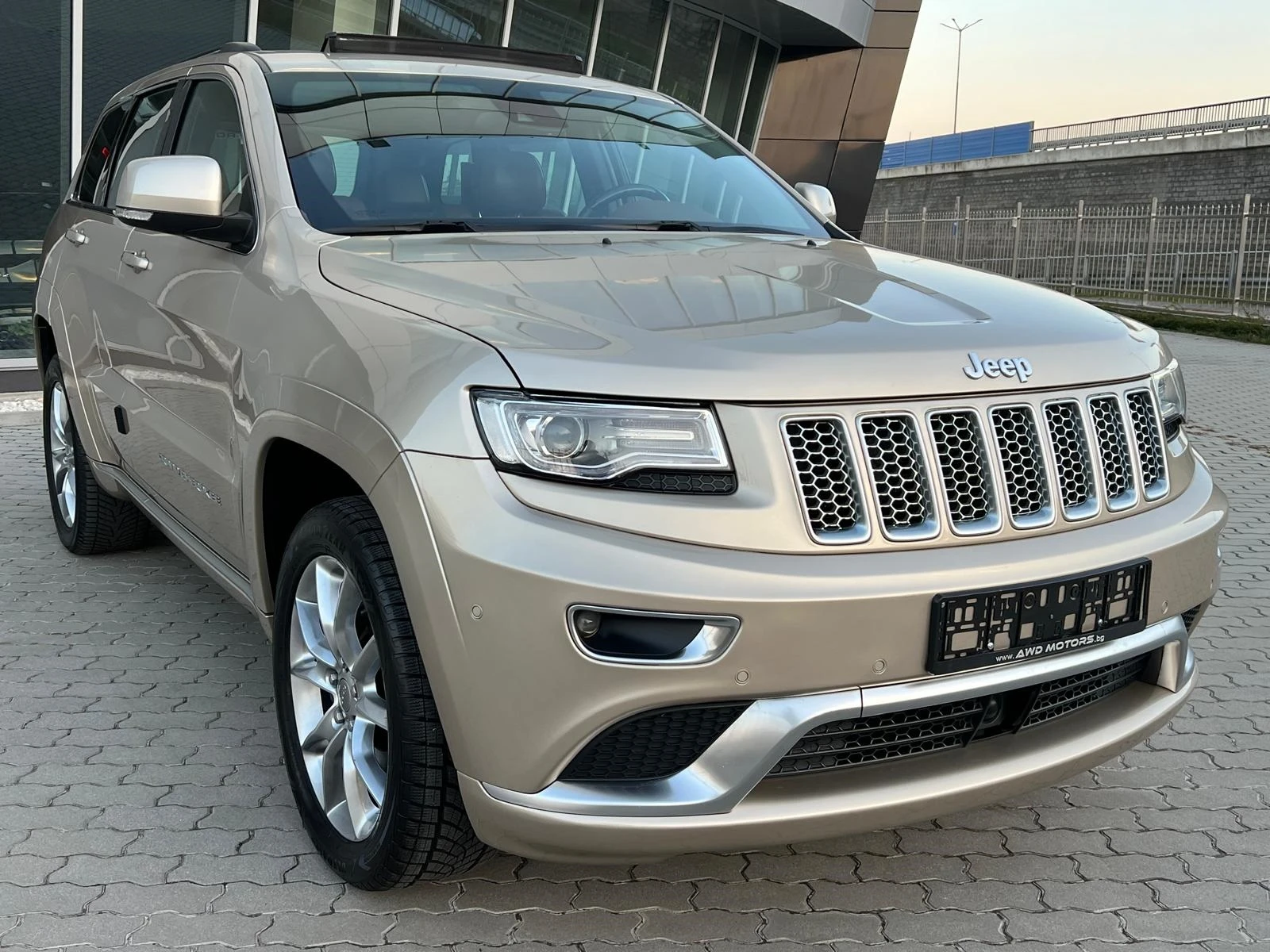 Jeep Grand cherokee SUMIT 5.7 HEMI СЕРВИЗНА ИСТОРИЯ. ВНОС ШВЕЙЦАРИЯ - изображение 2