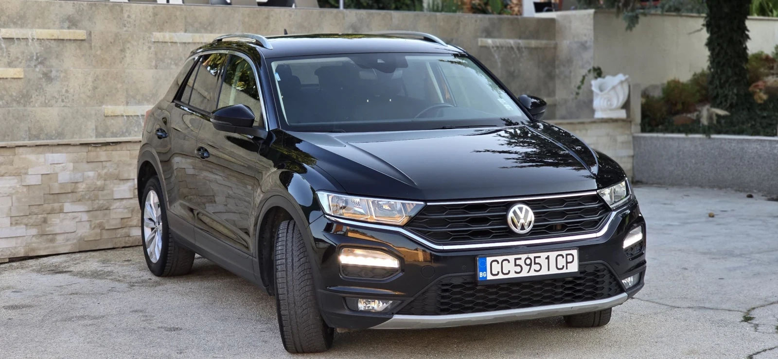 VW T-Roc Напълно обслужен автомобил - изображение 3