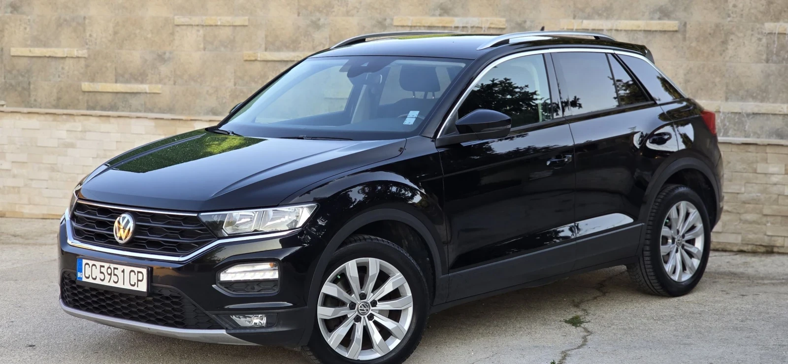VW T-Roc Напълно обслужен автомобил - изображение 2