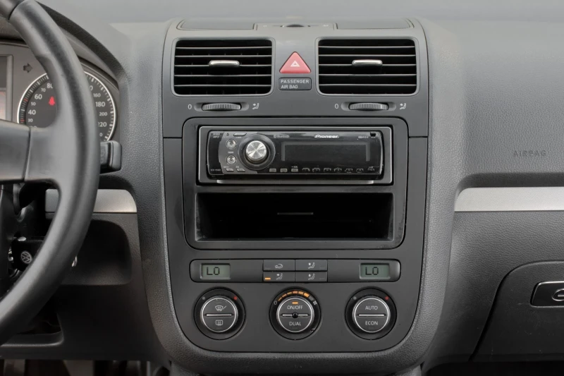 VW Golf 1.6 102, снимка 12 - Автомобили и джипове - 51448970