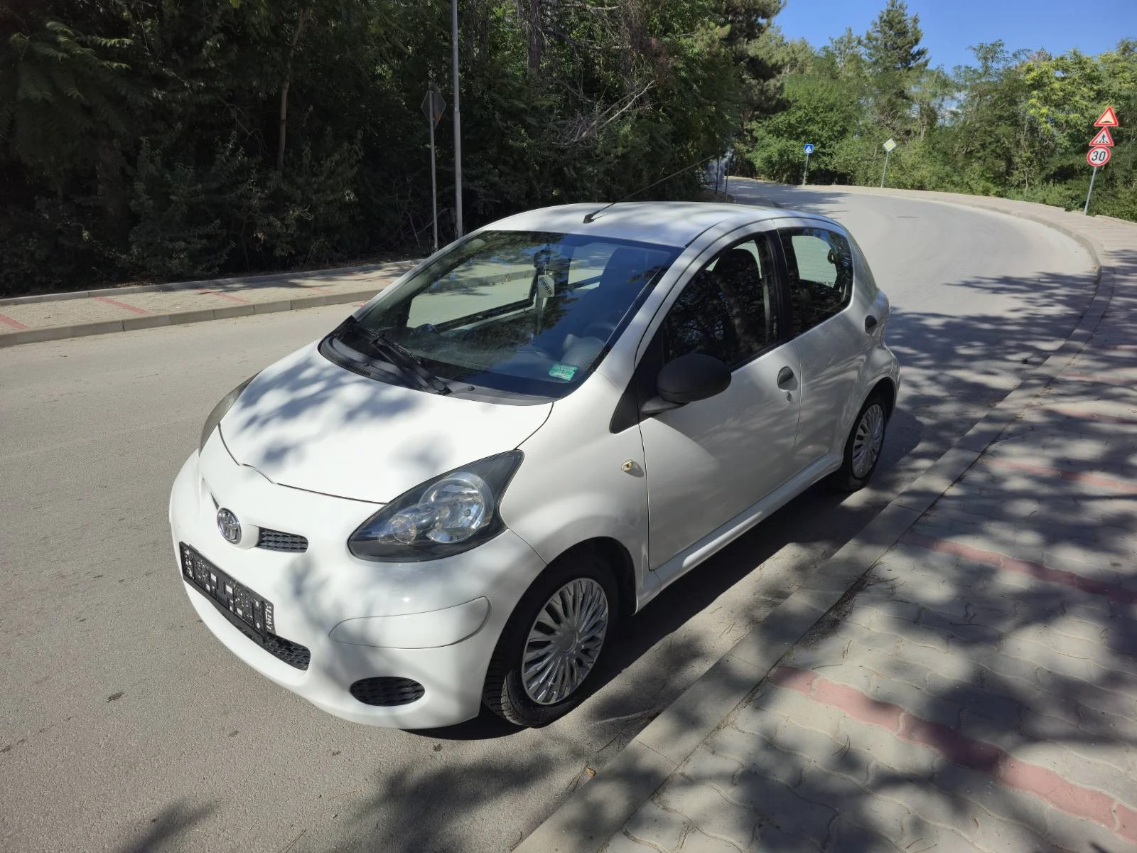 Toyota Aygo 1.0 VVTI 16V  Бензин - изображение 2