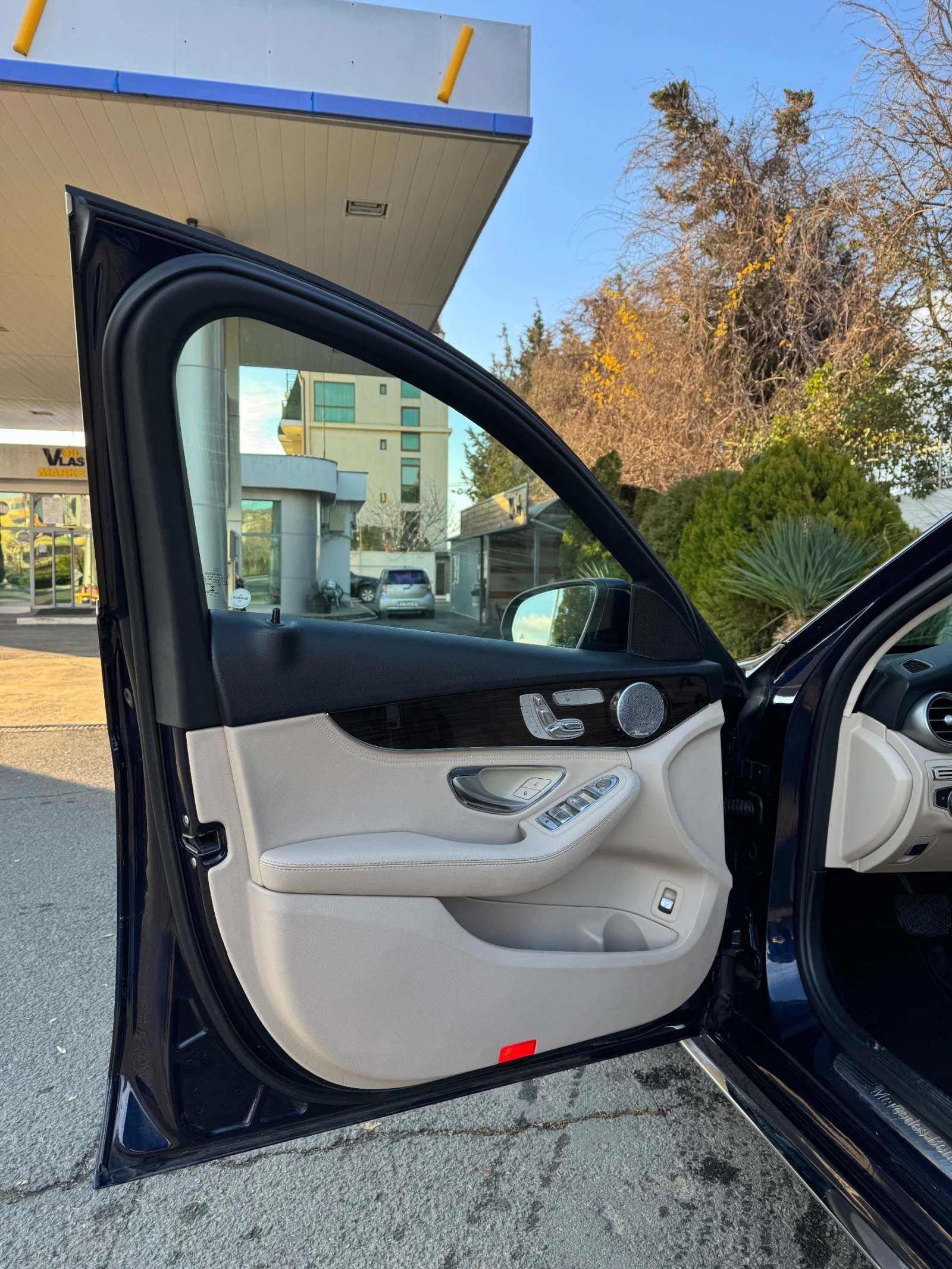 Mercedes-Benz C 300 4MATIC, снимка 8 - Автомобили и джипове - 53501284