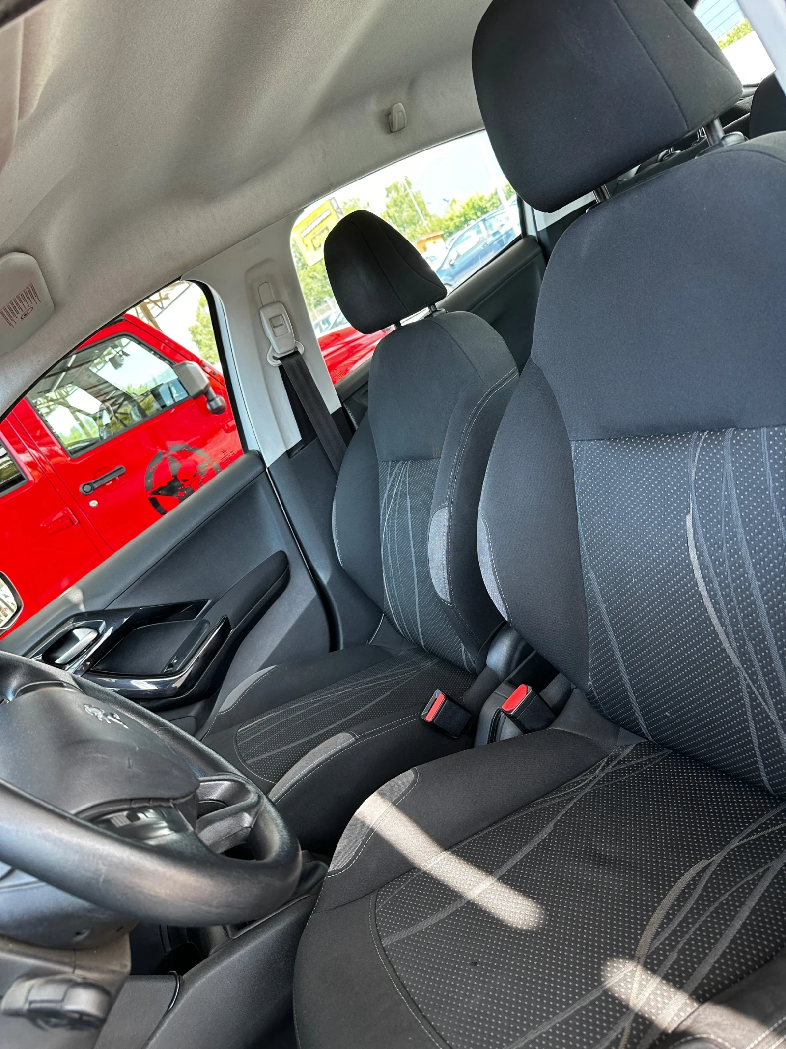 Peugeot 208, снимка 15 - Автомобили и джипове - 54554036