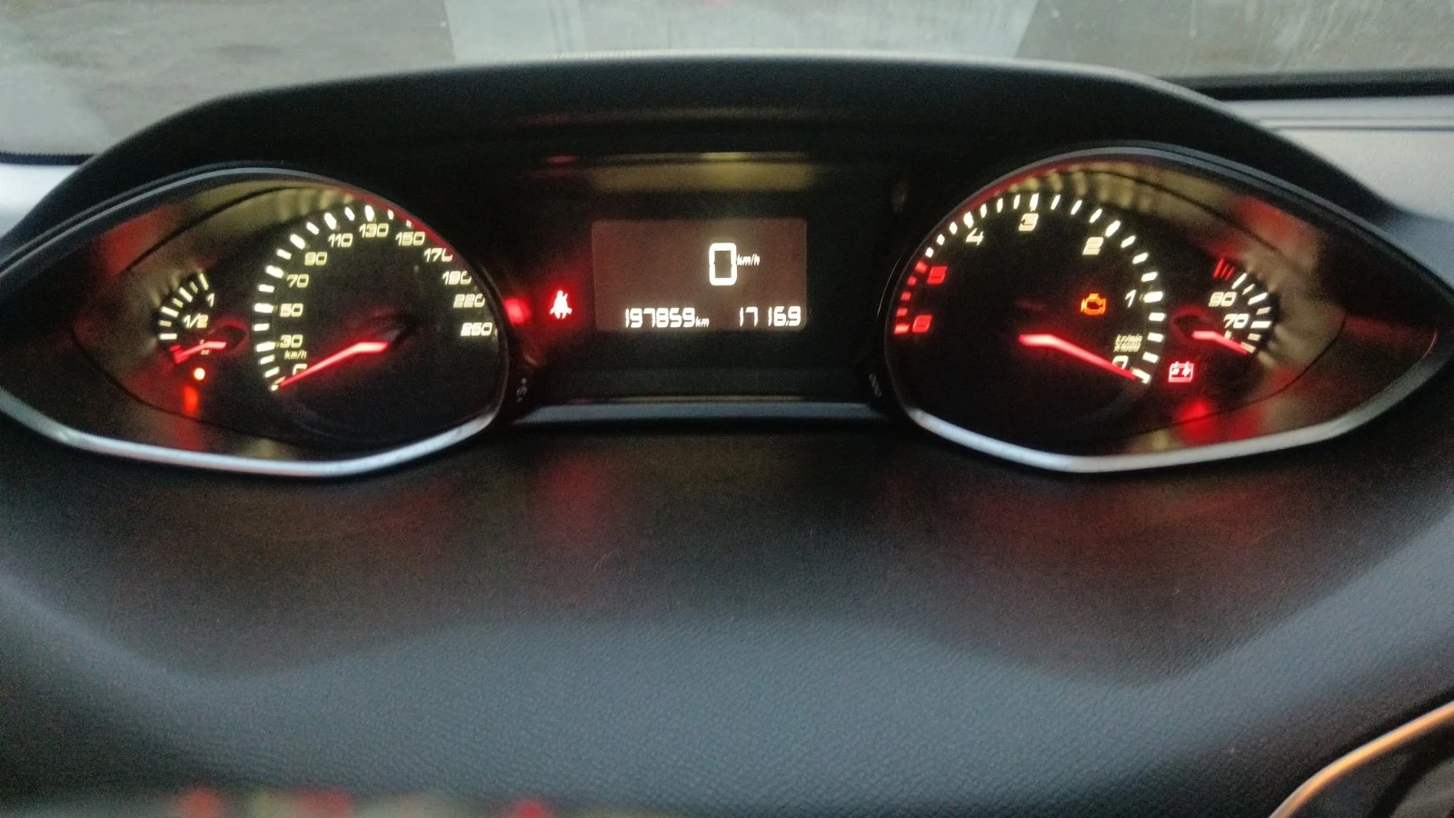 Peugeot 308 1.6 HDI, снимка 6 - Автомобили и джипове - 55730076