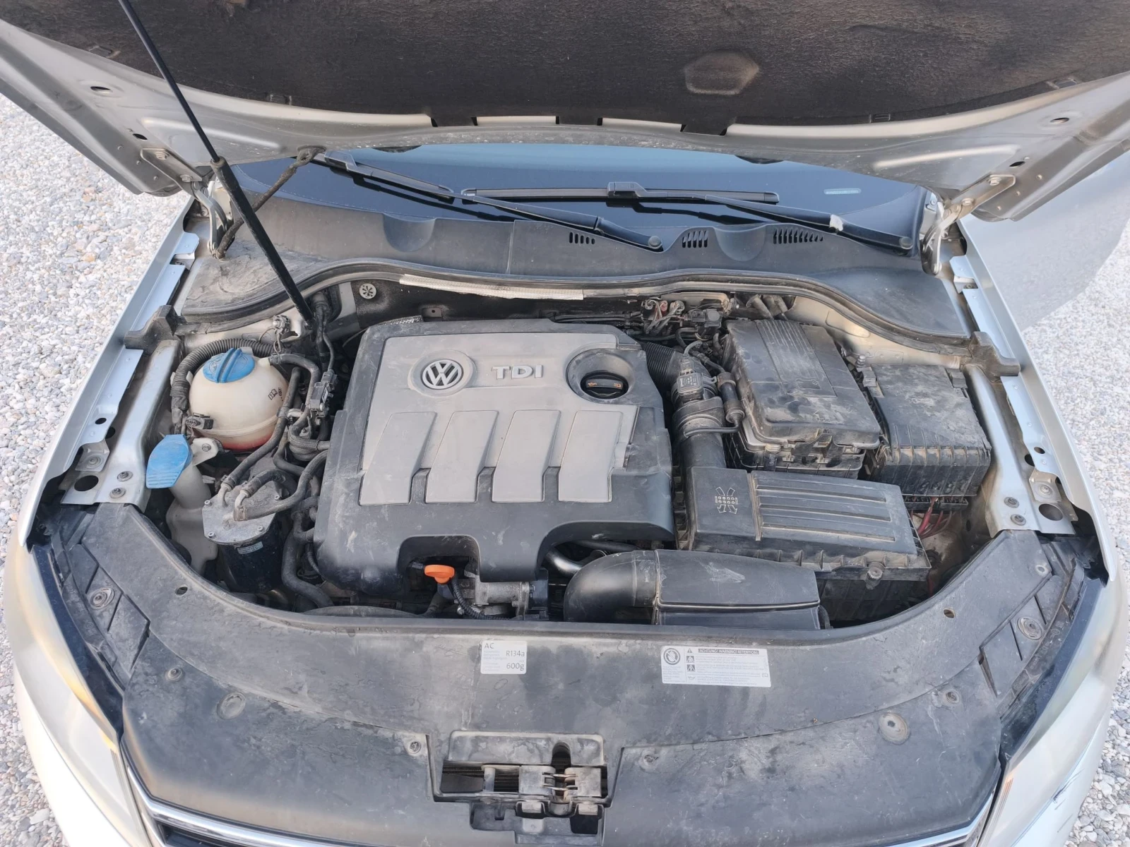 VW Passat 1.6 TDI , снимка 14 - Автомобили и джипове - 56109253