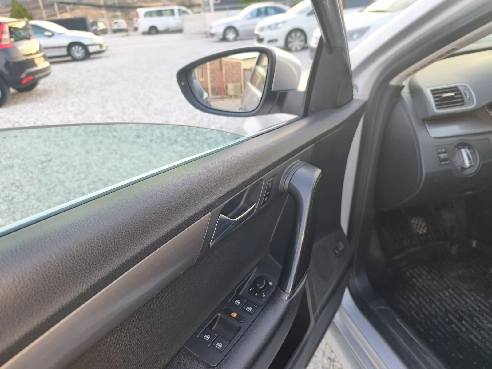 VW Passat 1.6 TDI , снимка 13 - Автомобили и джипове - 56109253