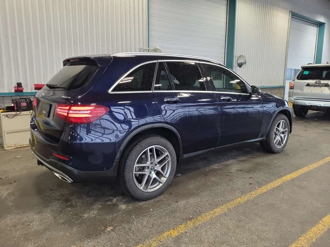 Mercedes-Benz GLC 300 4MATIC* DISTRONIC* 360КАМЕРИ* ПАНОРАМА* , снимка 3 - Автомобили и джипове - 54183676