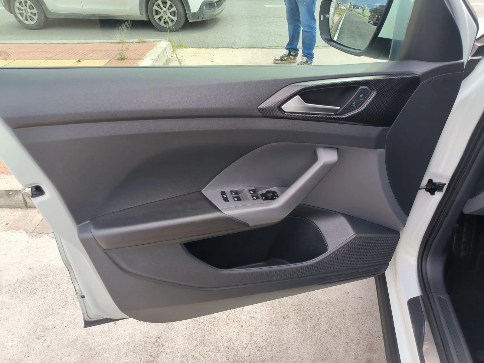 VW T-Cross 1.6d-Navi-Euro-6D-Automat, снимка 12 - Автомобили и джипове - 54747565
