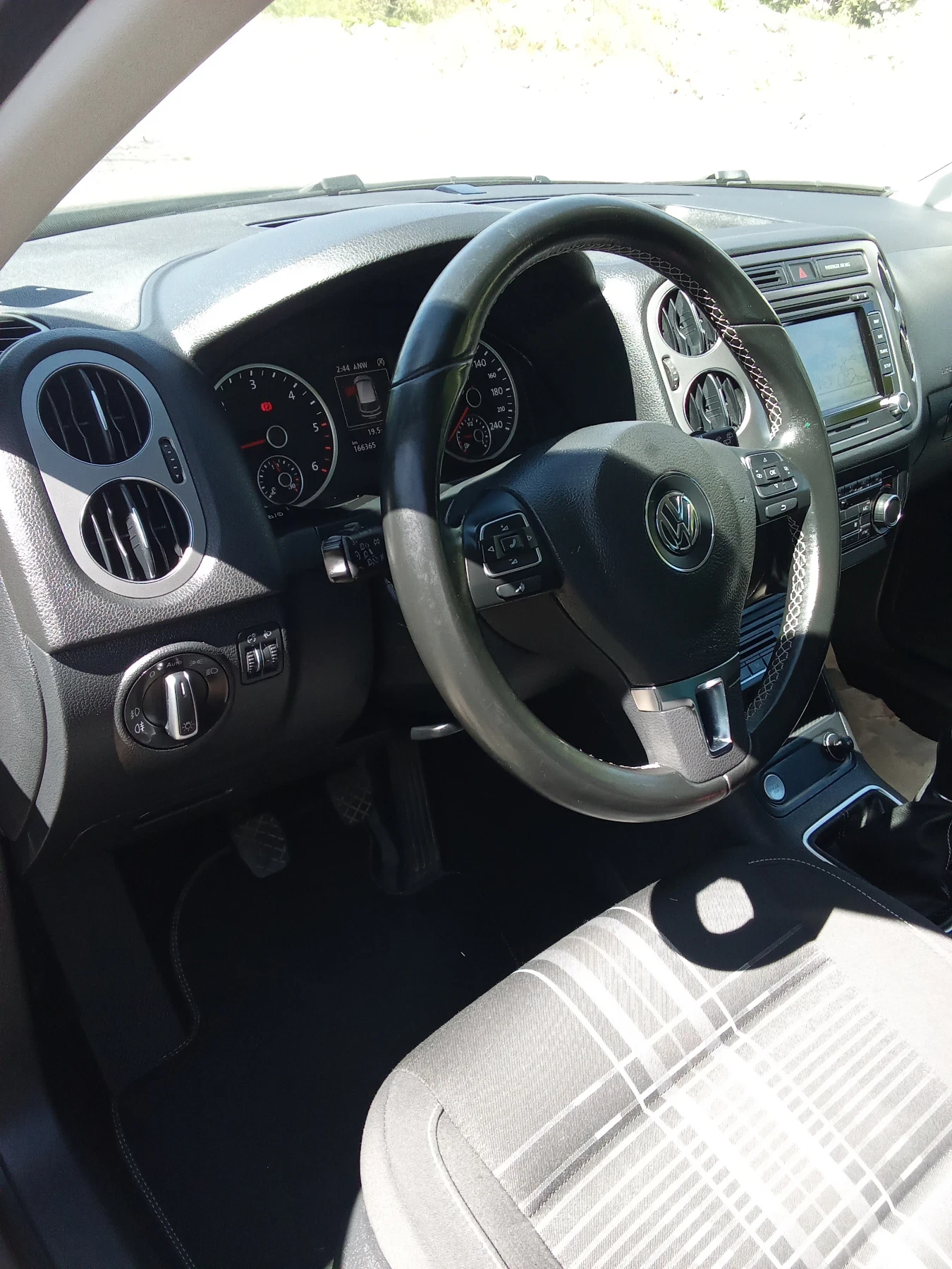 VW Tiguan 2.0TDI LOUNGE, снимка 8 - Автомобили и джипове - 55016250