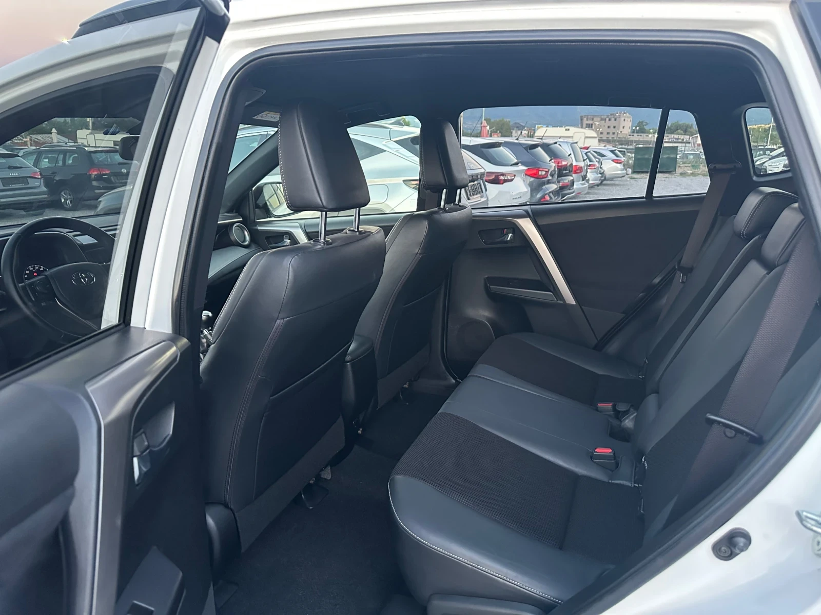 Toyota Rav4 2.0D-РЕАЛЕН ПРОБЕГ-КОЖА-ПОДГРЕВ-ЕЛ.БАГАЖНИК, снимка 12 - Автомобили и джипове - 55633939
