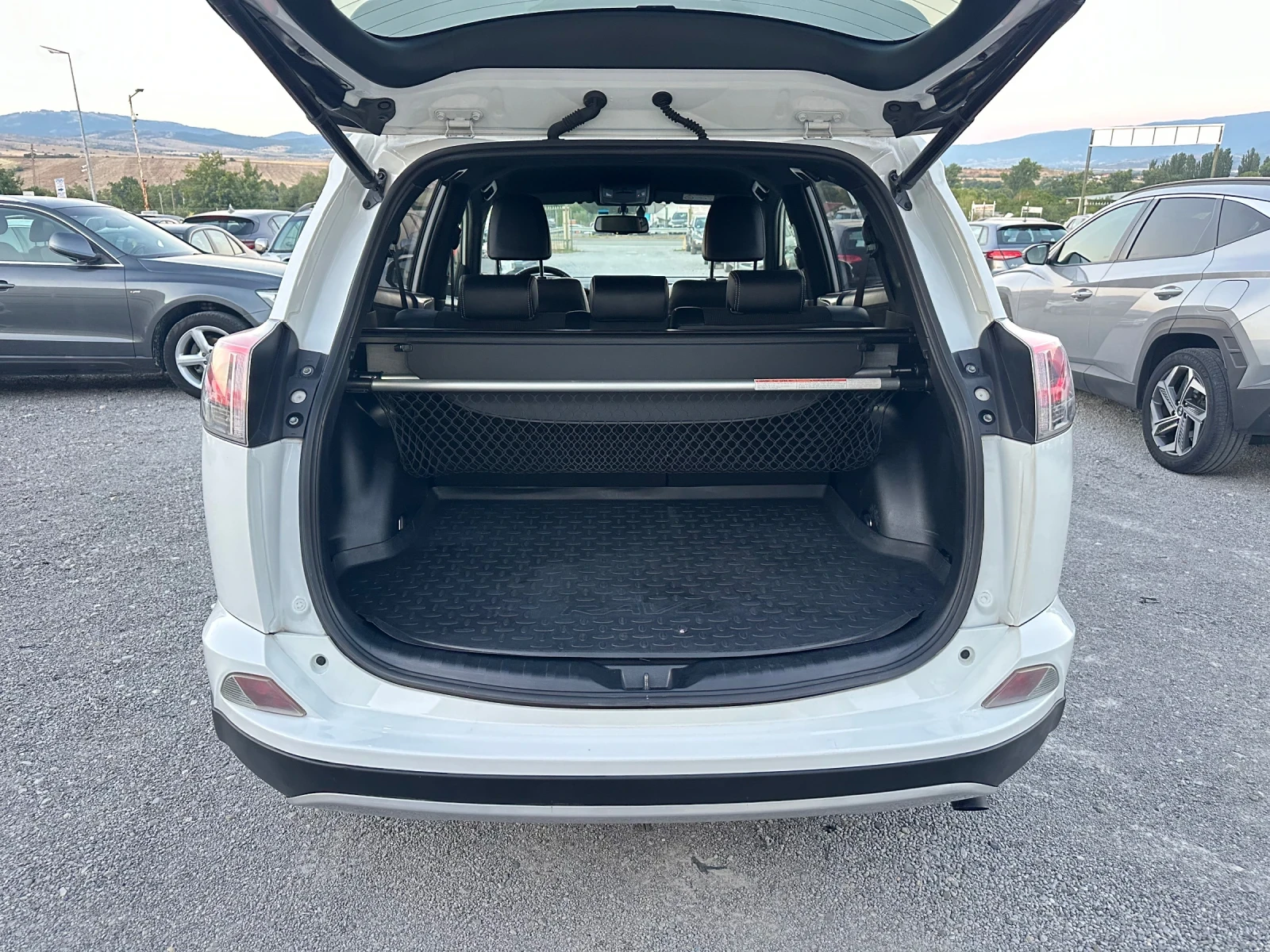 Toyota Rav4 2.0D-РЕАЛЕН ПРОБЕГ-КОЖА-ПОДГРЕВ-ЕЛ.БАГАЖНИК, снимка 6 - Автомобили и джипове - 55633939