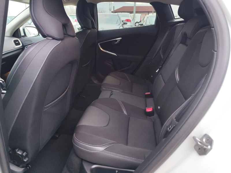 Volvo V40 1.6 дизел Автомат Италия, снимка 14 - Автомобили и джипове - 53475665