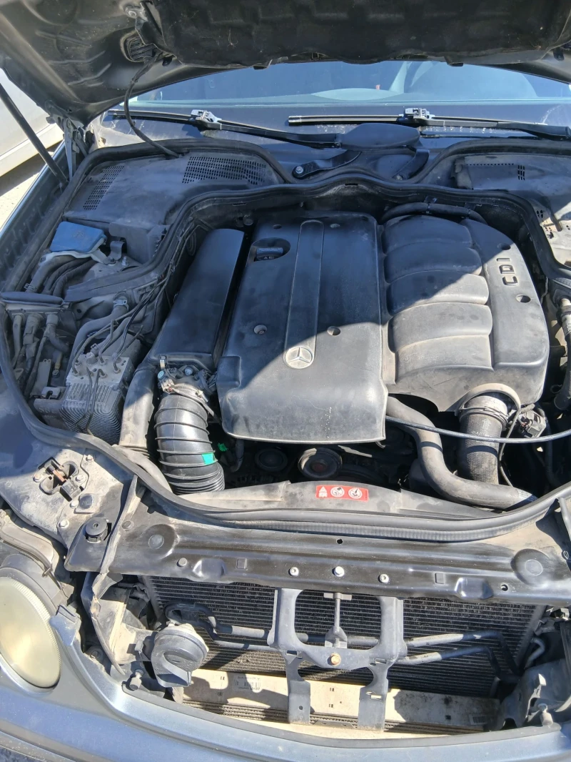 Mercedes-Benz E 220, снимка 3 - Автомобили и джипове - 53581409