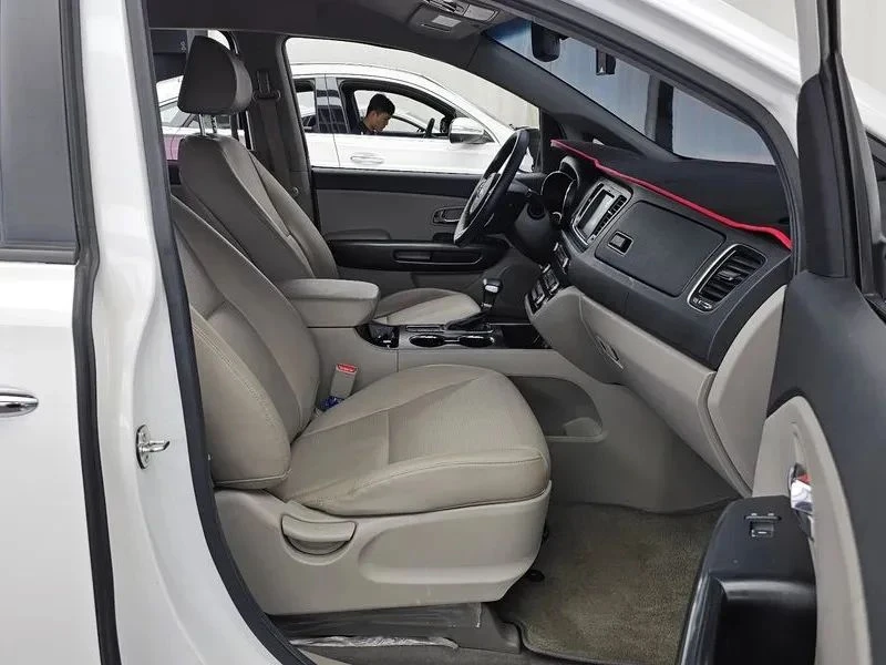 Kia Carnival, снимка 11 - Автомобили и джипове - 56727418