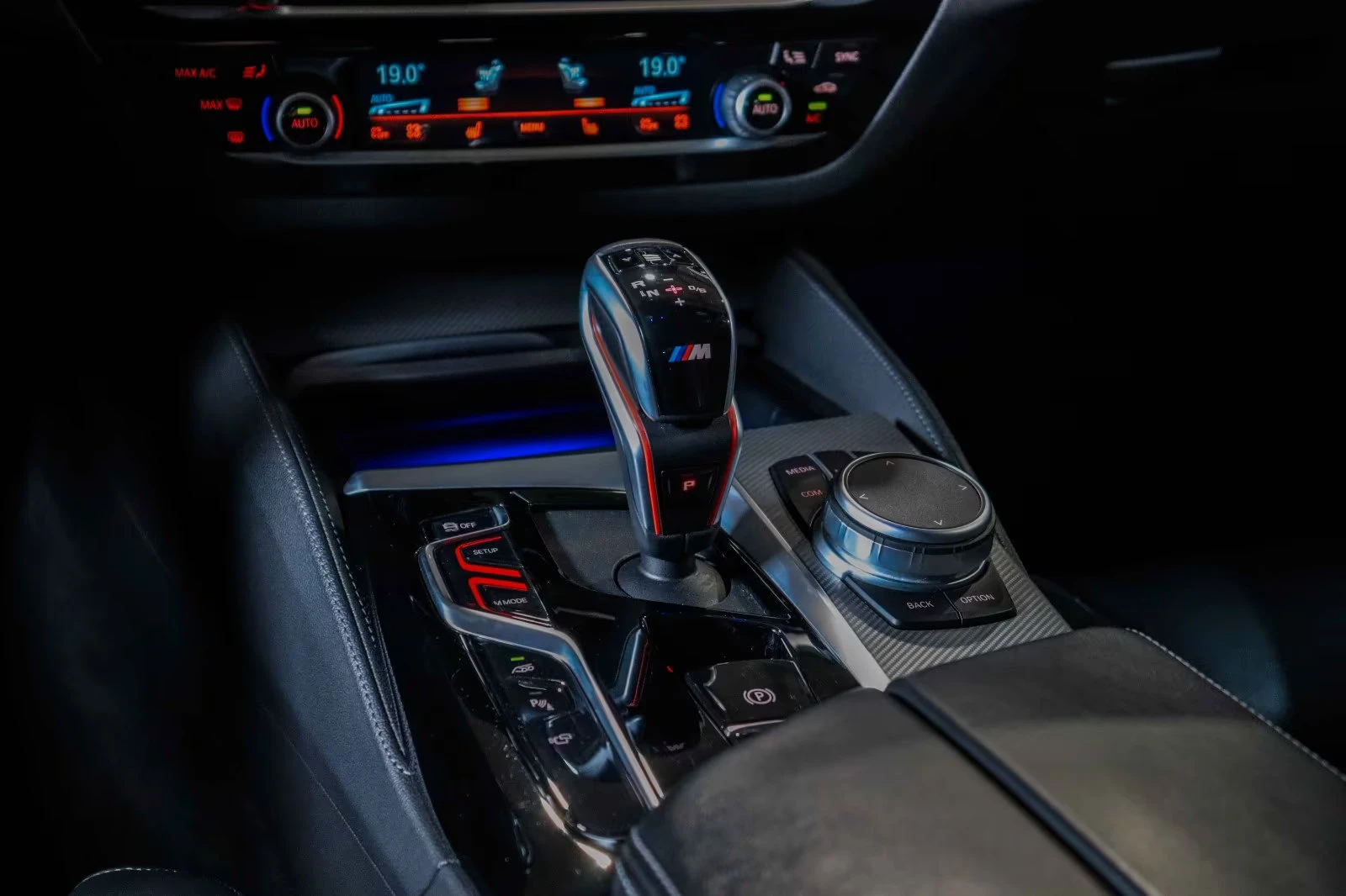 BMW M5 xDRIVE/600HP/CARBON/B&W/360/HUD/LASER/307z, снимка 14 - Автомобили и джипове - 54227936