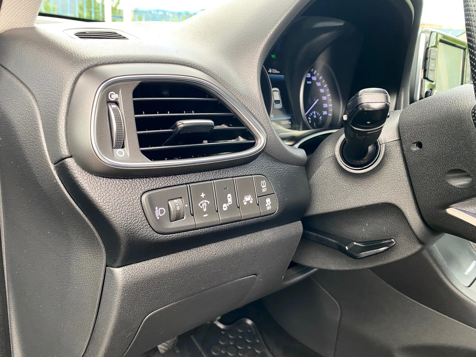 Hyundai I30 1.6CRDI Exclusive, Key Less, Full LED, Navi, снимка 12 - Автомобили и джипове - 54804761