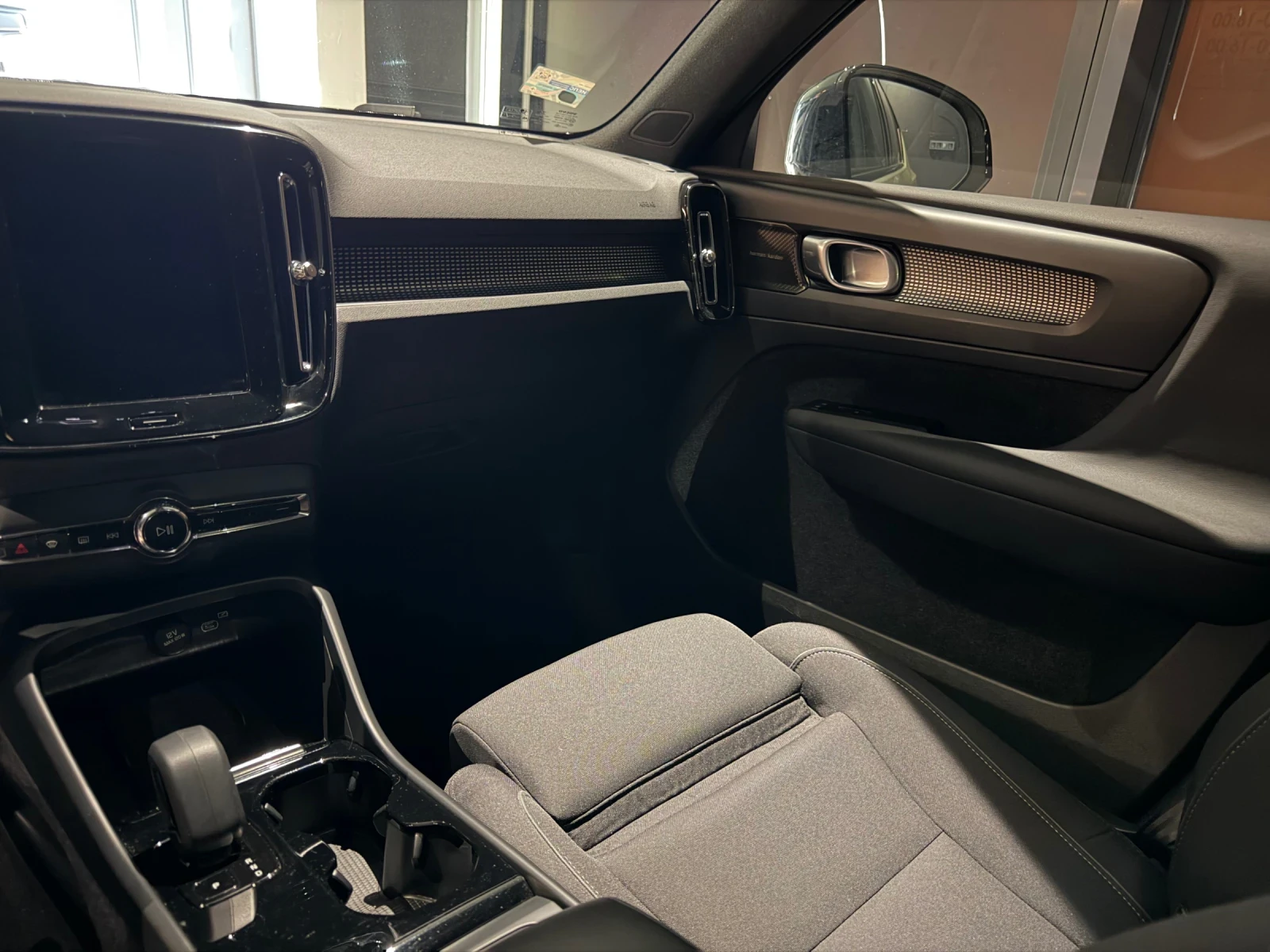 Volvo XC40, снимка 8 - Автомобили и джипове - 54131830