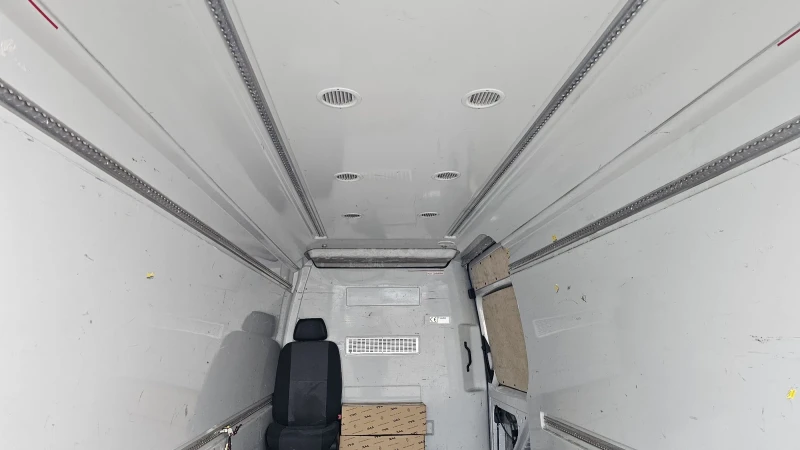 VW Crafter ТЕРМОИЗОЛИРАН , снимка 8 - Бусове и автобуси - 52402204