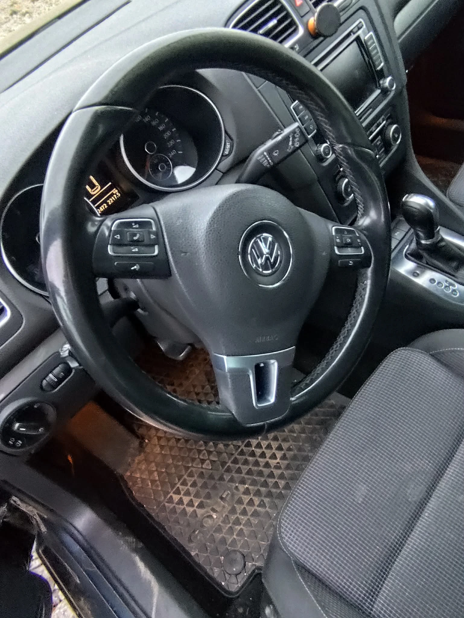 VW Golf 1.6 TDI, снимка 15 - Автомобили и джипове - 54033088