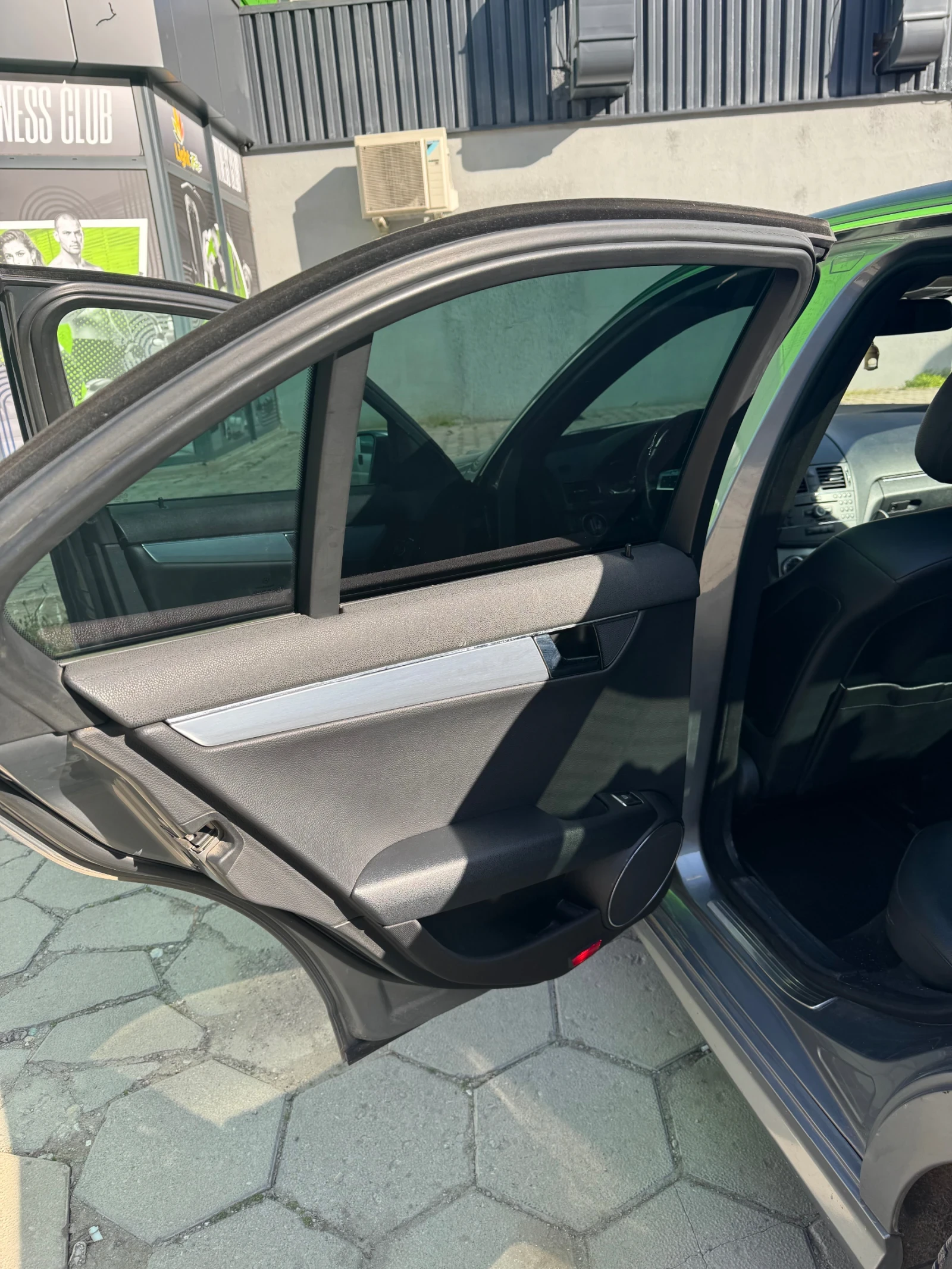 Mercedes-Benz C 220 * AMG* PANORAMA* СМЕНЕНИ ВЕРИГИ* , снимка 9 - Автомобили и джипове - 54078283