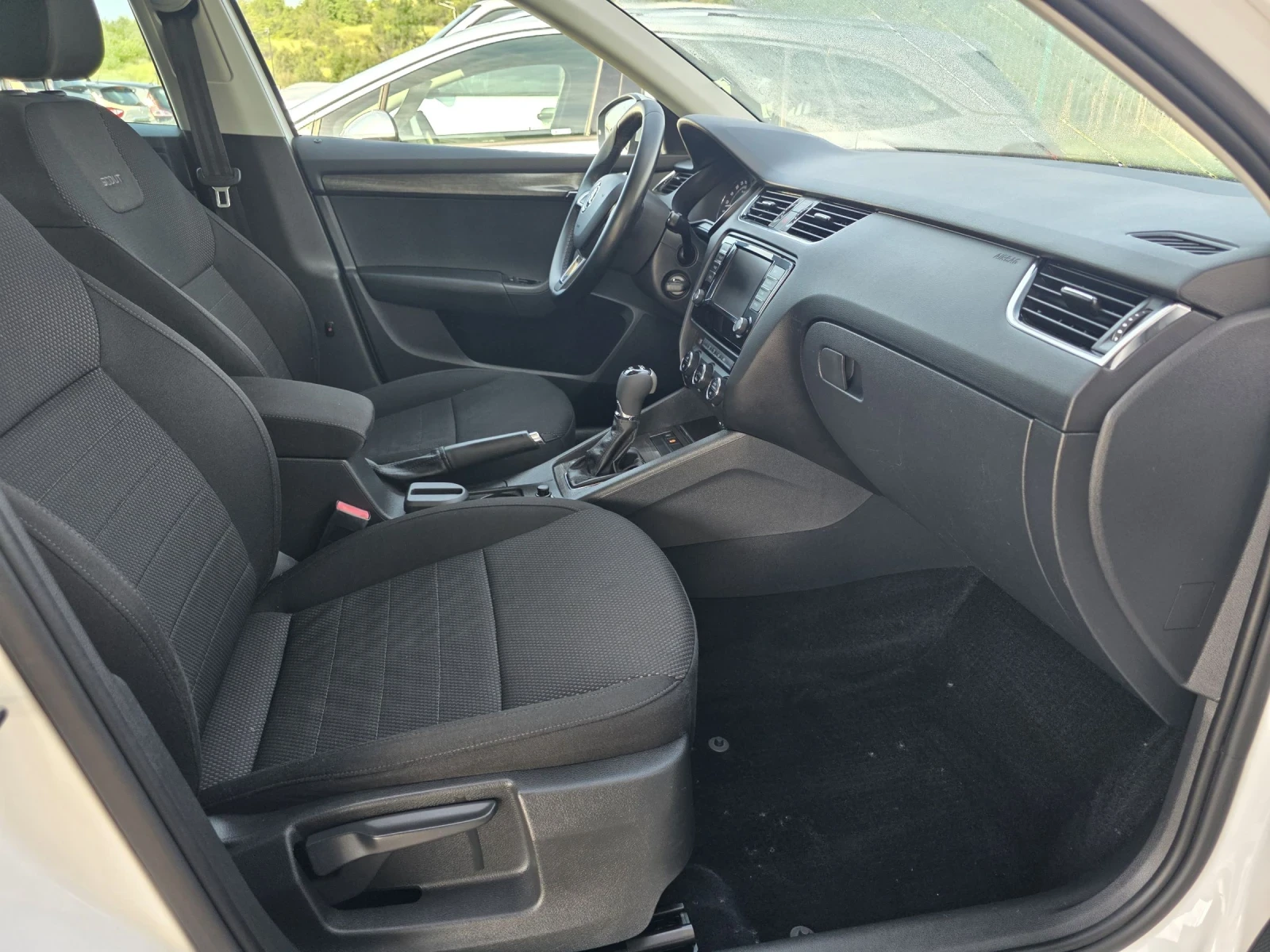 Skoda Octavia Scout DSG 4x4 Navi, снимка 11 - Автомобили и джипове - 54799771