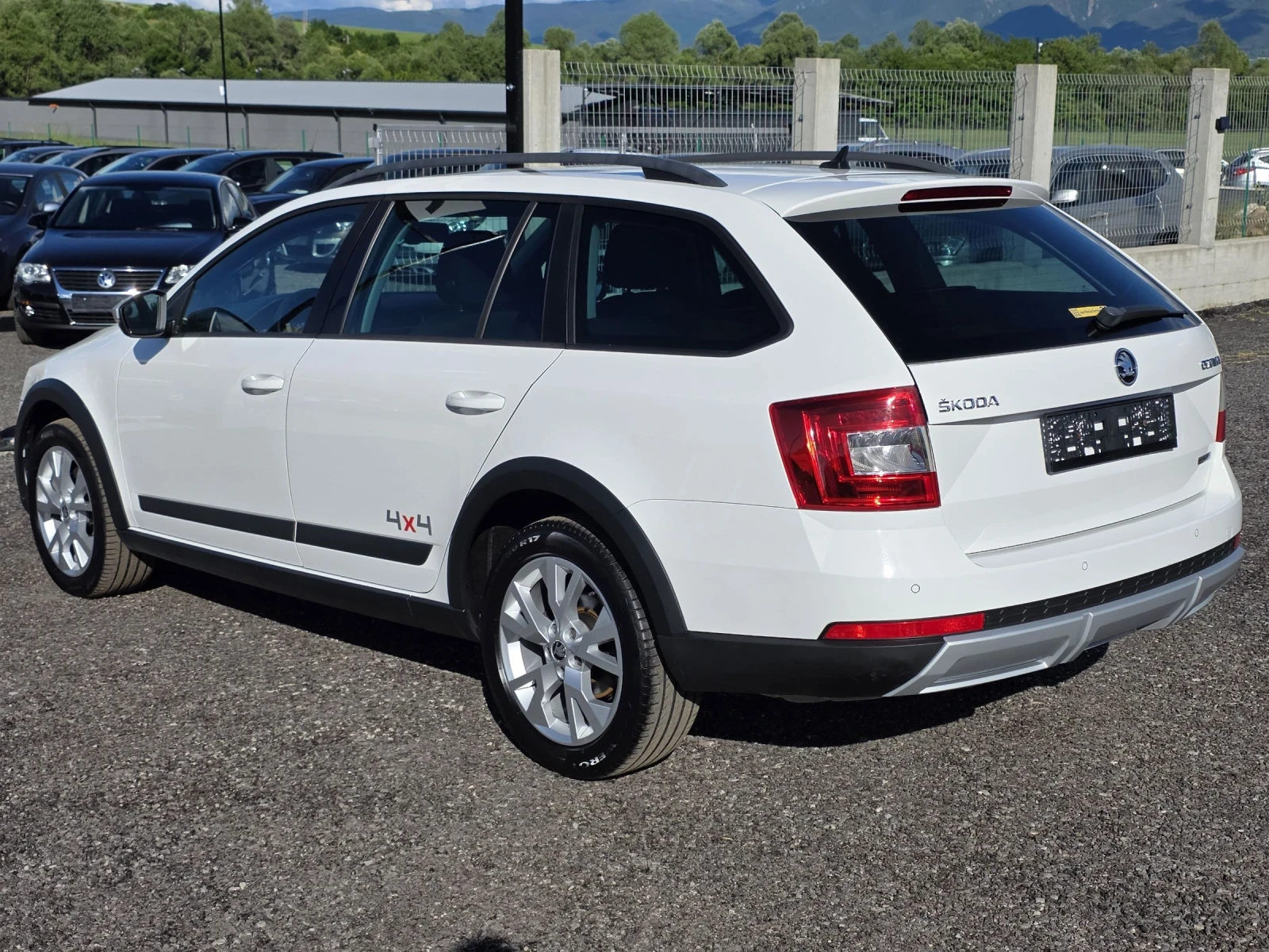 Skoda Octavia Scout DSG 4x4 Navi, снимка 5 - Автомобили и джипове - 54799771