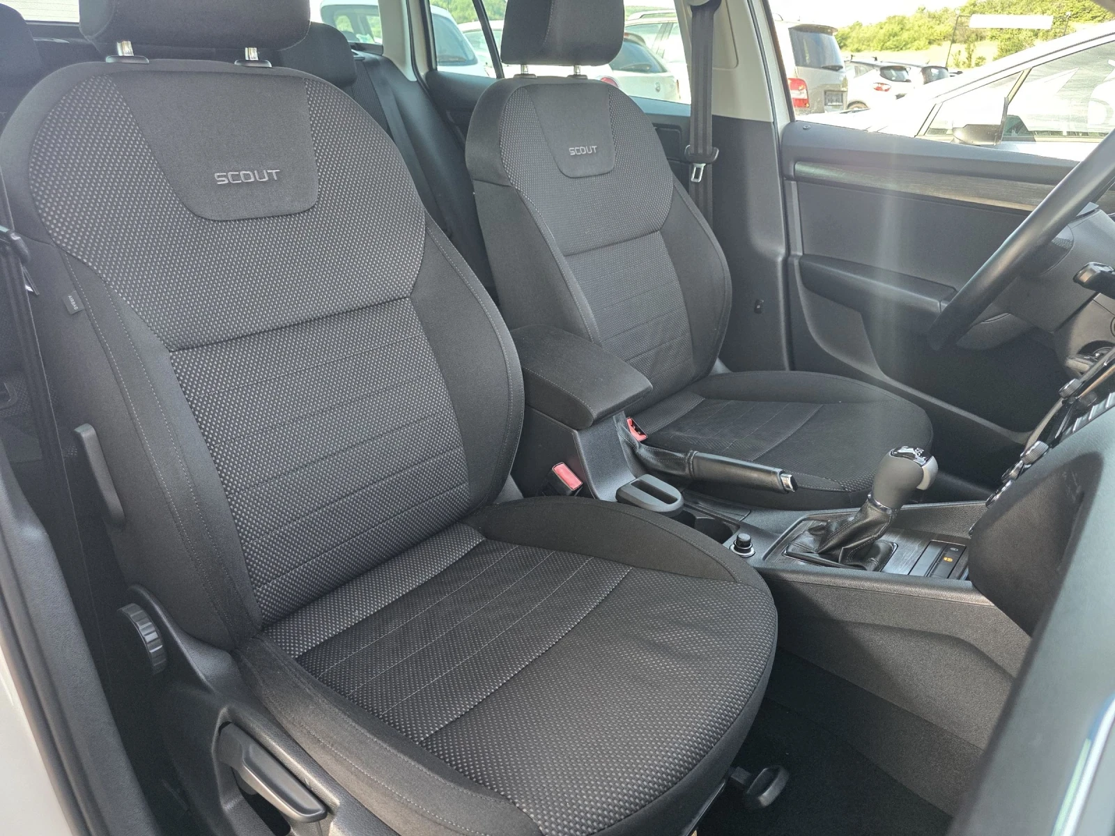 Skoda Octavia Scout DSG 4x4 Navi, снимка 16 - Автомобили и джипове - 54799771