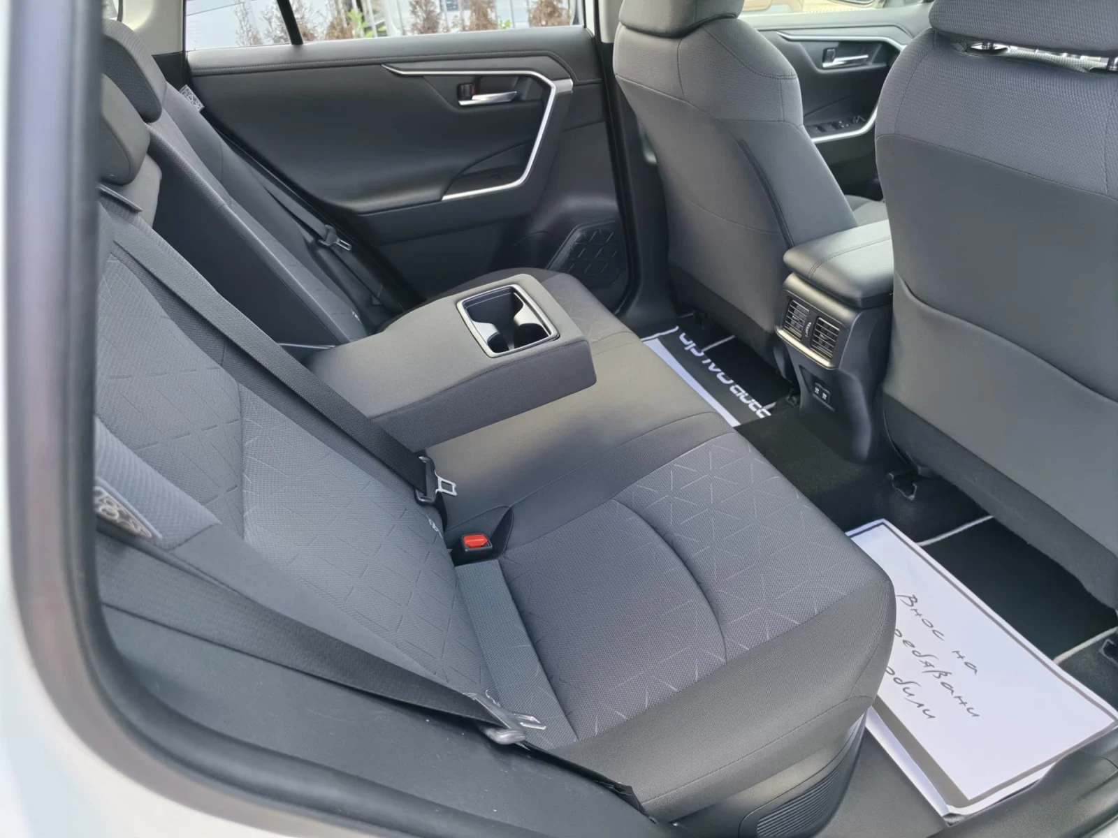 Toyota Rav4 HYBRID* 4x4* ЕВРОПЕЙСКИ* Сервизна книжка, снимка 11 - Автомобили и джипове - 54715084