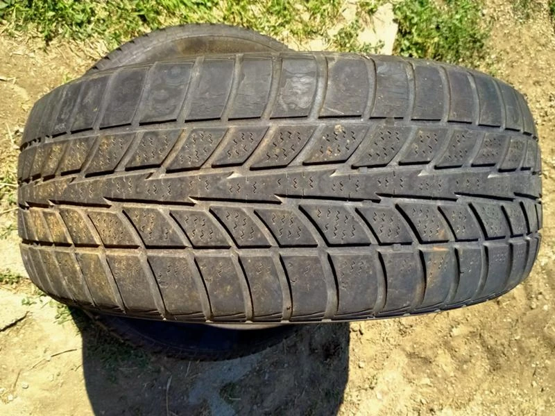 Гуми Зимни 205/55R16, снимка 1 - Гуми и джанти - 34095286