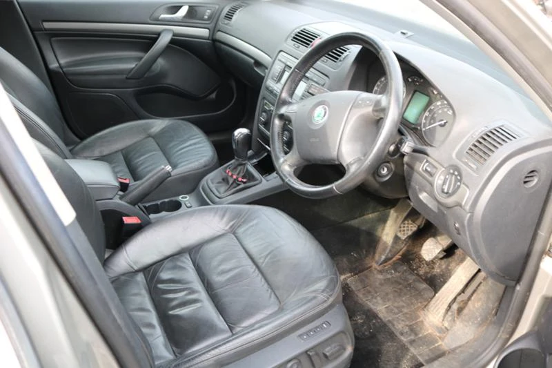 Skoda Octavia 2.0 FSI, снимка 9 - Автомобили и джипове - 32652069