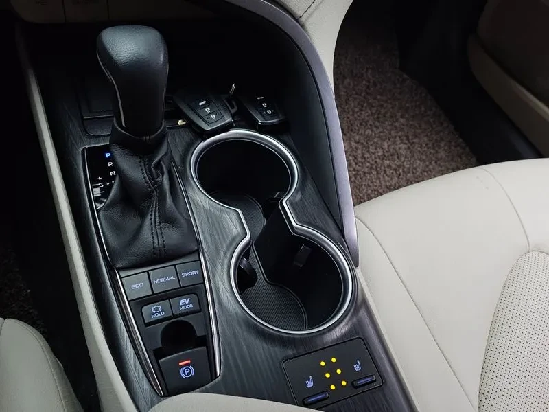 Toyota Camry Xv70) 2.5 Xle Hybrid, снимка 9 - Автомобили и джипове - 56289419