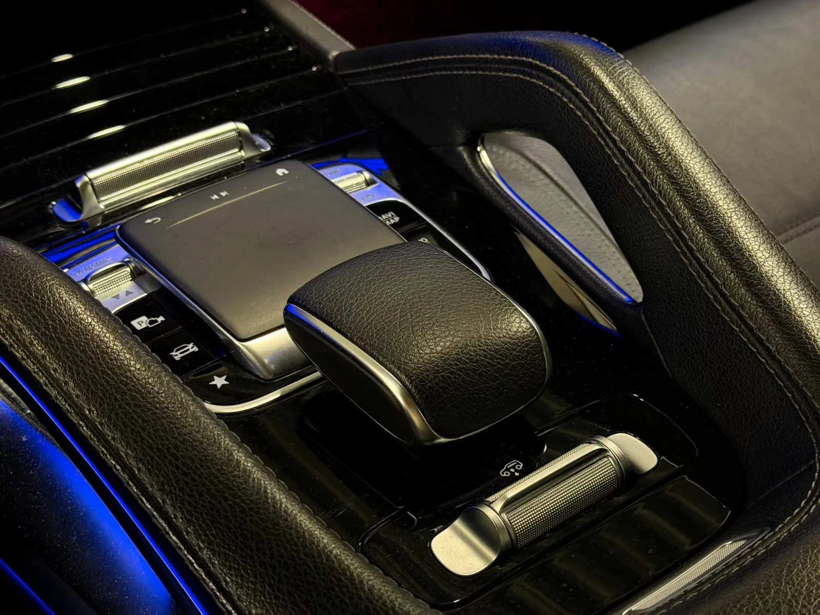 Mercedes-Benz GLE 350 d/AMG/272HP/4MATIC/PANO/BURM/360/MEMO/AHK/955g, снимка 12 - Автомобили и джипове - 53912187